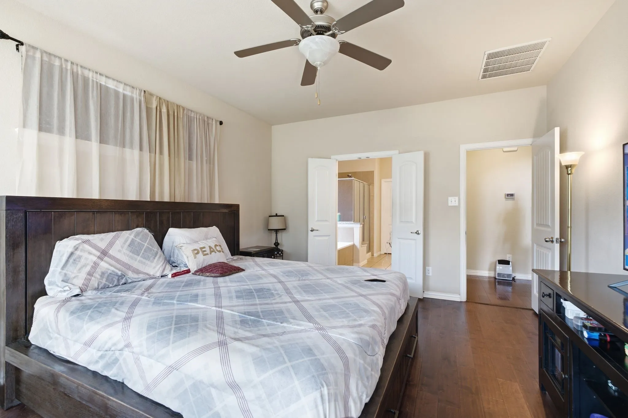 Single Family Residence For Sale in Denton County , 3052 Seabrook Drive, Little Elm, Texas 75068, 5 Bedroom, 3 Bathroom, 2 Garage spaces, 3,240 Sqft, built in 2014, mls#21321883, Real Estate Agent in Little Elm, Homes For Sale in Denton county, Homes For Sale in Little Elm, Realtor in Little Elm Texas, Real Estate Brokerage Independent Realty Texas, Luminita Cordes Realtor