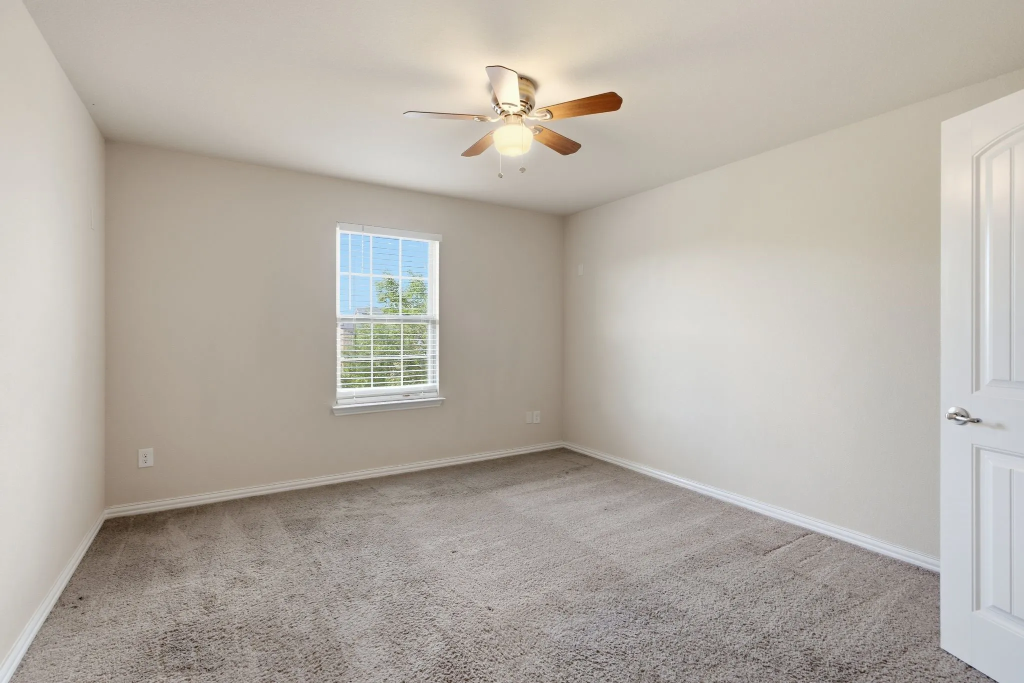 Single Family Residence For Sale in Denton County , 3052 Seabrook Drive, Little Elm, Texas 75068, 5 Bedroom, 3 Bathroom, 2 Garage spaces, 3,240 Sqft, built in 2014, mls#21321883, Real Estate Agent in Little Elm, Homes For Sale in Denton county, Homes For Sale in Little Elm, Realtor in Little Elm Texas, Real Estate Brokerage Independent Realty Texas, Luminita Cordes Realtor