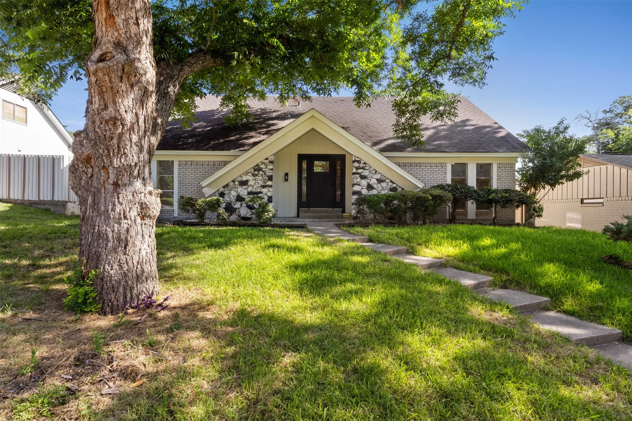 Single Family Residence For Sale in Dallas County , 1631 Windchime Drive, Dallas, Texas 75224, 4 Bedroom, 3 Bathroom, 2 Garage spaces, 1,986 Sqft, built in 1968, mls#21321623, Real Estate Agent in Dallas, Homes For Sale in Dallas county, Homes For Sale in Dallas, Realtor in Dallas Texas, Real Estate Brokerage Independent Realty Texas, Luminita Cordes Realtor
