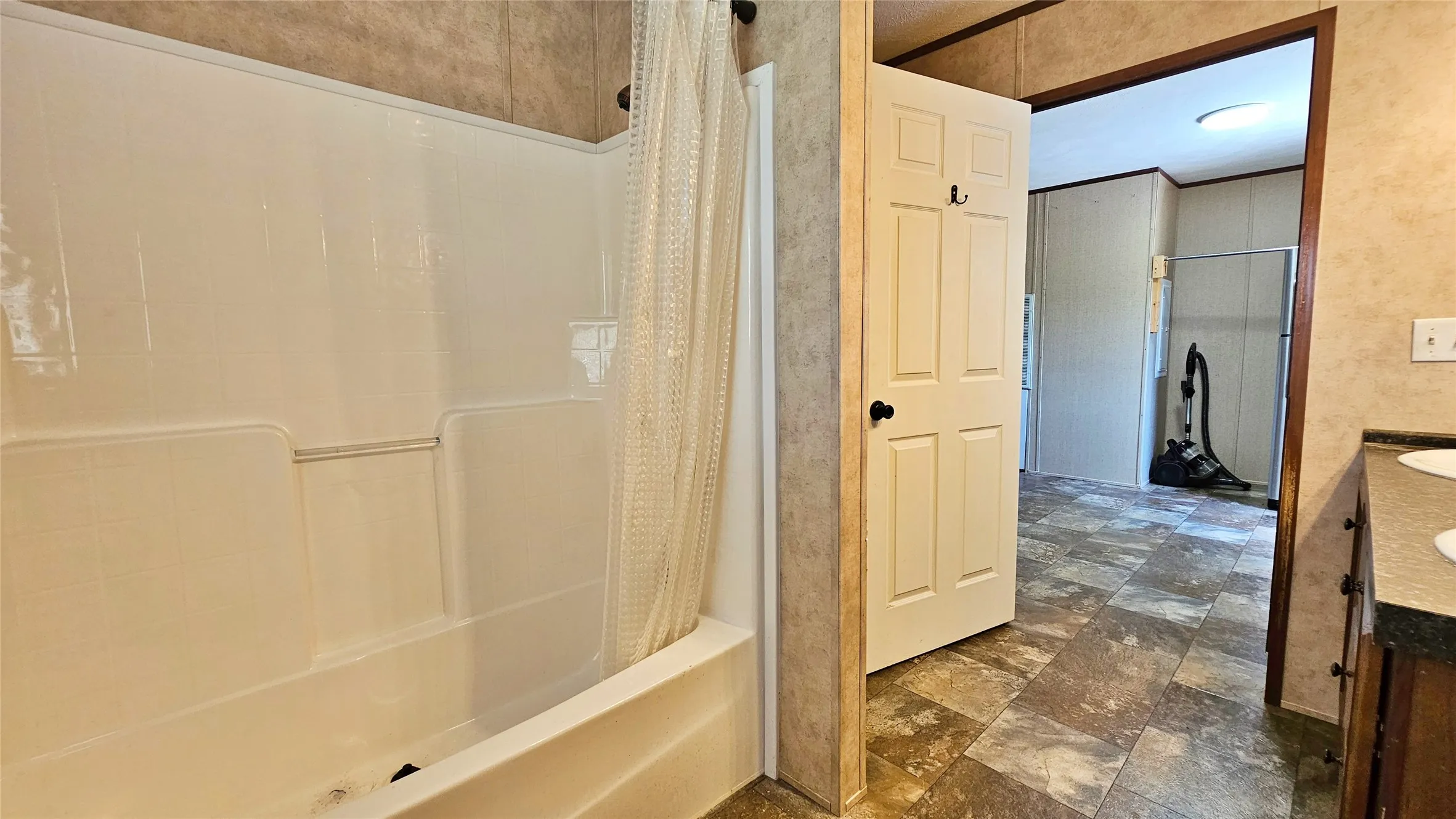 Farm For Sale in Hopkins County , 6818 Texas Highway 11 E, Sulphur Springs, Texas 75482, 4 Bedroom, 3 Bathroom, Garage spaces, 2,300 Sqft, built in 2013, mls#21321589, Real Estate Agent in Sulphur Springs, Homes For Sale in Hopkins county, Homes For Sale in Sulphur Springs, Realtor in Sulphur Springs Texas, Real Estate Brokerage Independent Realty Texas, Luminita Cordes Realtor