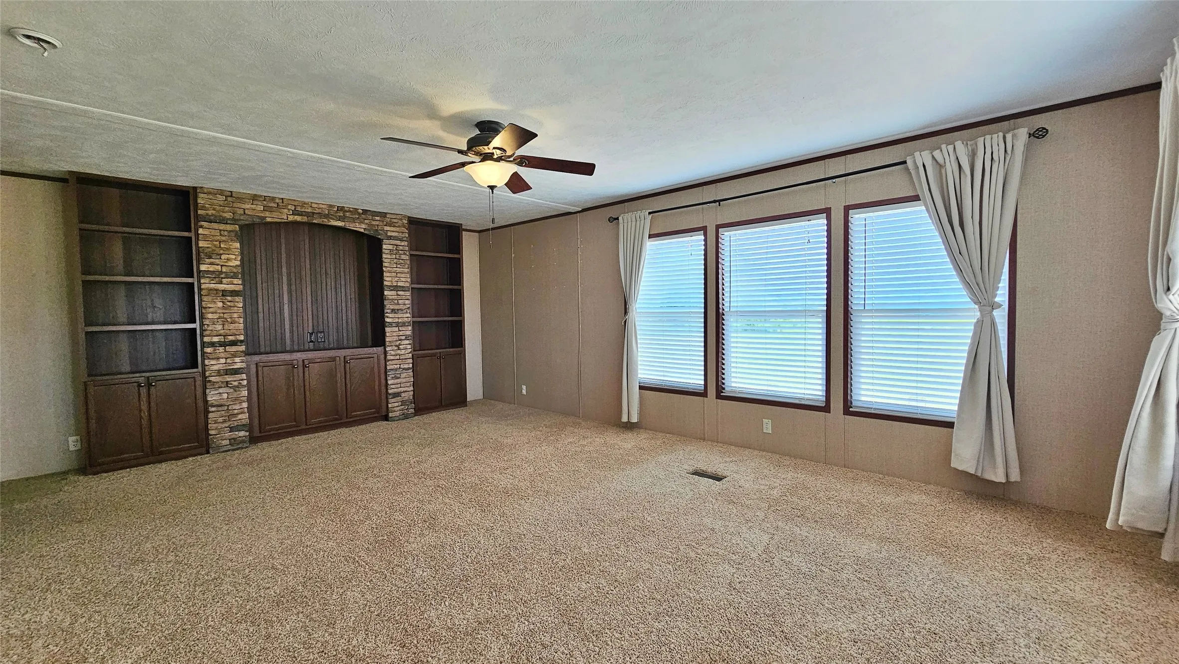 Farm For Sale in Hopkins County , 6818 Texas Highway 11 E, Sulphur Springs, Texas 75482, 4 Bedroom, 3 Bathroom, Garage spaces, 2,300 Sqft, built in 2013, mls#21321589, Real Estate Agent in Sulphur Springs, Homes For Sale in Hopkins county, Homes For Sale in Sulphur Springs, Realtor in Sulphur Springs Texas, Real Estate Brokerage Independent Realty Texas, Luminita Cordes Realtor