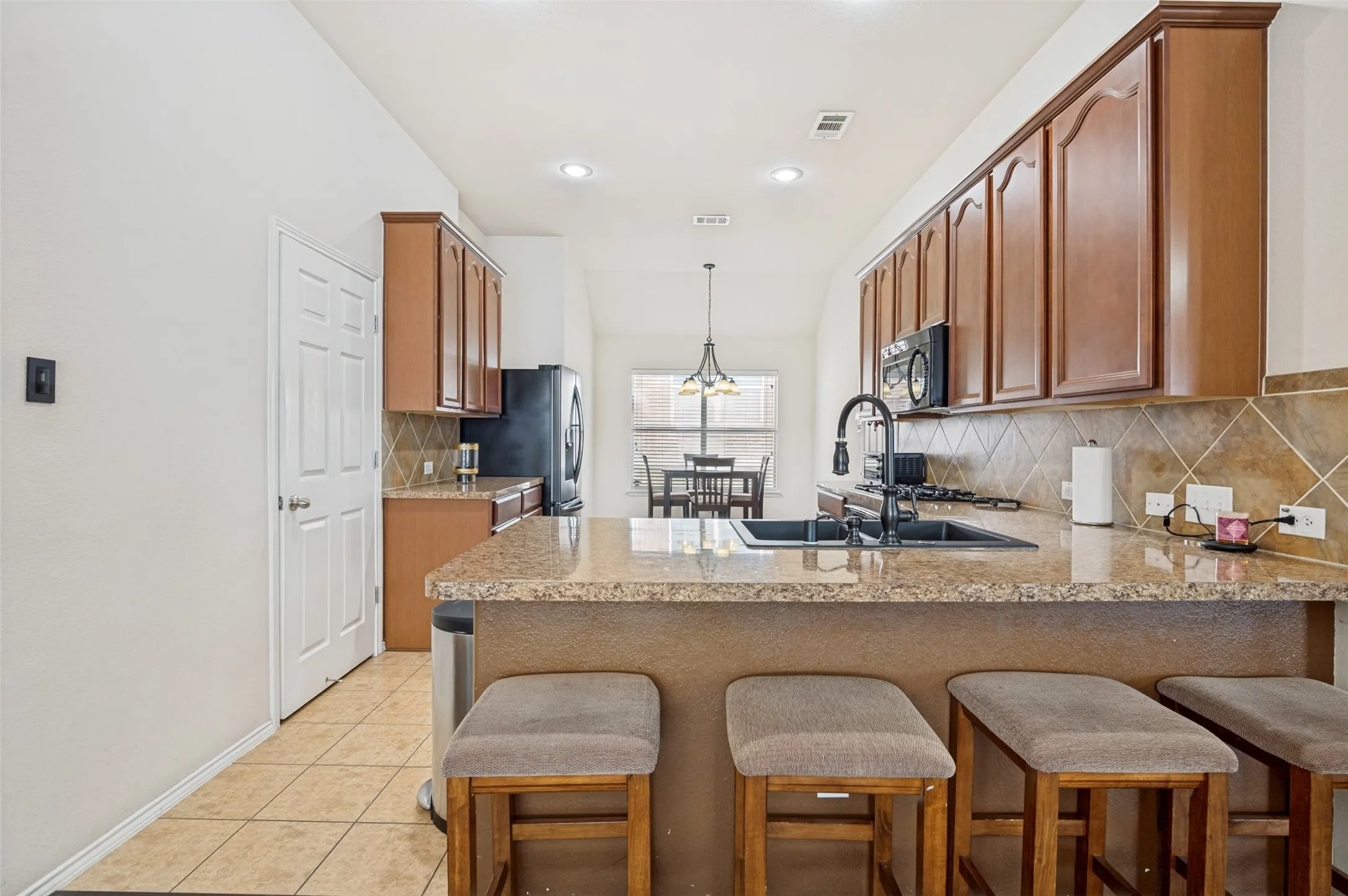Single Family Residence For Sale in Dallas County , 437 Castle Street, De Soto, Texas 75115, 3 Bedroom, 2 Bathroom, 2 Garage spaces, 1,941 Sqft, built in 2008, mls#21321895, Real Estate Agent in De Soto, Homes For Sale in Dallas county, Homes For Sale in De Soto, Realtor in De Soto Texas, Real Estate Brokerage Independent Realty Texas, Luminita Cordes Realtor