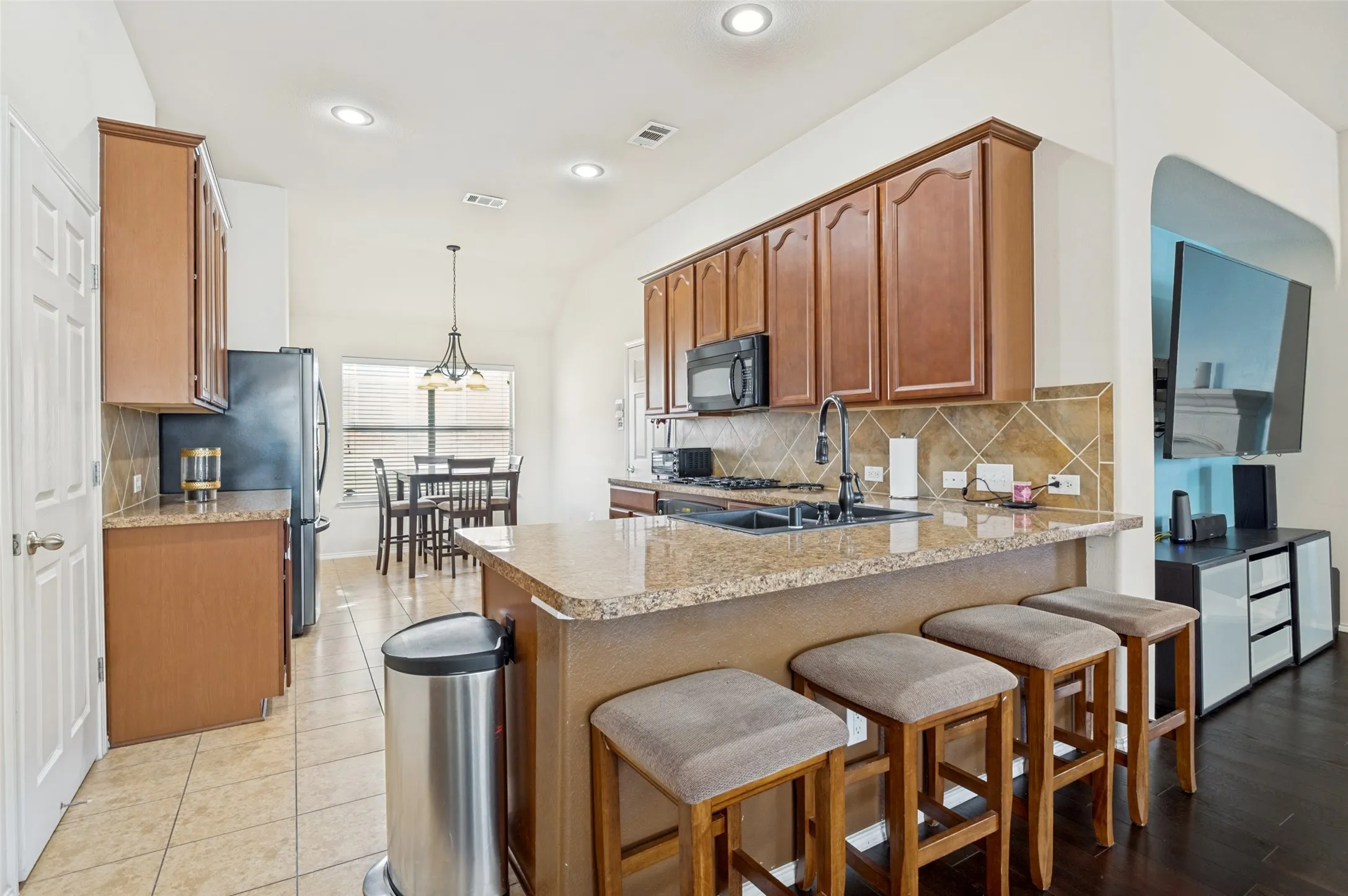 Single Family Residence For Sale in Dallas County , 437 Castle Street, De Soto, Texas 75115, 3 Bedroom, 2 Bathroom, 2 Garage spaces, 1,941 Sqft, built in 2008, mls#21321895, Real Estate Agent in De Soto, Homes For Sale in Dallas county, Homes For Sale in De Soto, Realtor in De Soto Texas, Real Estate Brokerage Independent Realty Texas, Luminita Cordes Realtor