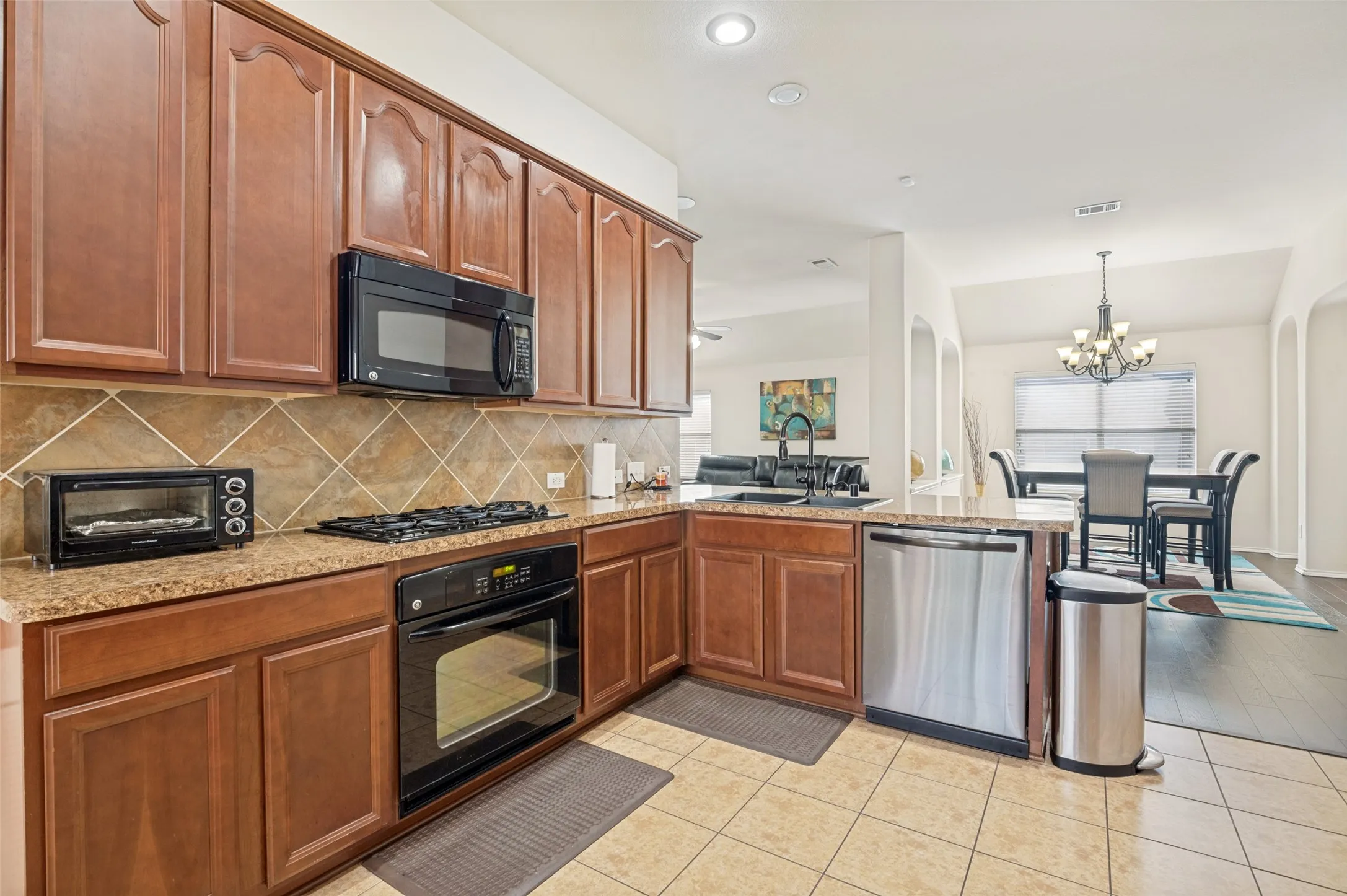 Single Family Residence For Sale in Dallas County , 437 Castle Street, De Soto, Texas 75115, 3 Bedroom, 2 Bathroom, 2 Garage spaces, 1,941 Sqft, built in 2008, mls#21321895, Real Estate Agent in De Soto, Homes For Sale in Dallas county, Homes For Sale in De Soto, Realtor in De Soto Texas, Real Estate Brokerage Independent Realty Texas, Luminita Cordes Realtor