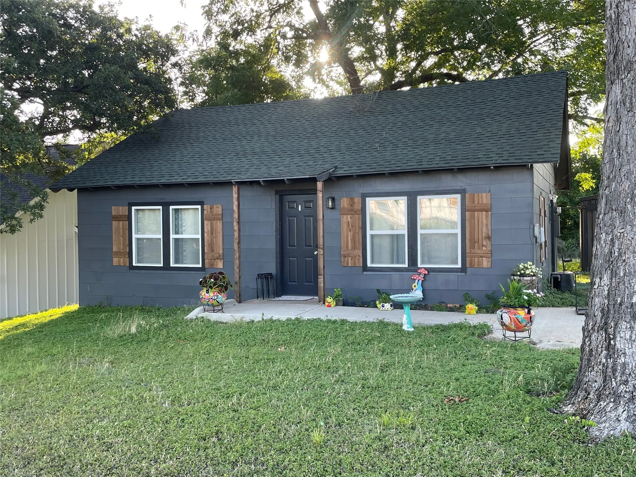 Single Family Residence For Sale in Johnson County , 1000 S Spears Street, Alvarado, Texas 76009, 2 Bedroom, 1 Bathroom, 2 Garage spaces, 896 Sqft, built in 1986, mls#21321930, Real Estate Agent in Alvarado, Homes For Sale in Johnson county, Homes For Sale in Alvarado, Realtor in Alvarado Texas, Real Estate Brokerage Independent Realty Texas, Luminita Cordes Realtor
