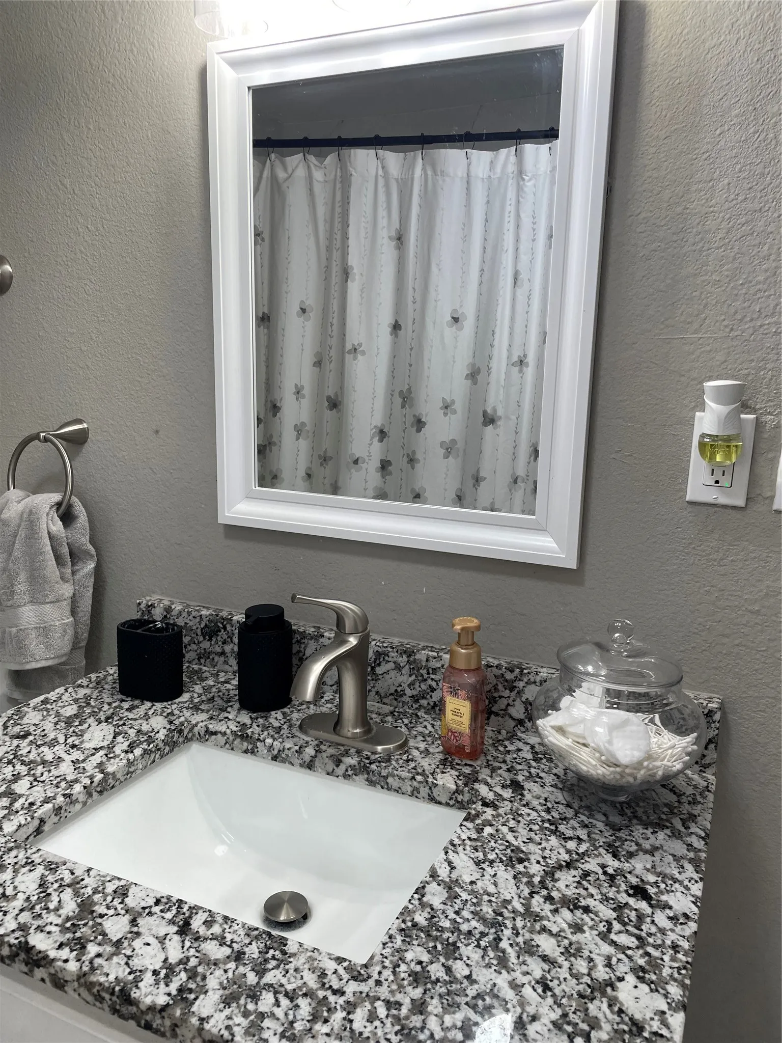 Single Family Residence For Sale in Johnson County , 1000 S Spears Street, Alvarado, Texas 76009, 2 Bedroom, 1 Bathroom, 2 Garage spaces, 896 Sqft, built in 1986, mls#21321930, Real Estate Agent in Alvarado, Homes For Sale in Johnson county, Homes For Sale in Alvarado, Realtor in Alvarado Texas, Real Estate Brokerage Independent Realty Texas, Luminita Cordes Realtor