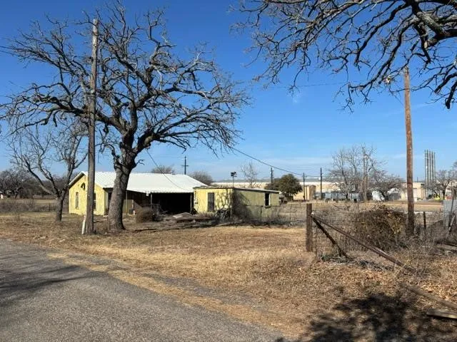 Single Family Residence For Sale in Eastland County , 501 E 19th Street, Cisco, Texas 76437, 3 Bedroom, 1 Bathroom, Garage spaces, 1,071 Sqft, built in 1940, mls#21321942, Real Estate Agent in Cisco, Homes For Sale in Eastland county, Homes For Sale in Cisco, Realtor in Cisco Texas, Real Estate Brokerage Independent Realty Texas, Luminita Cordes Realtor