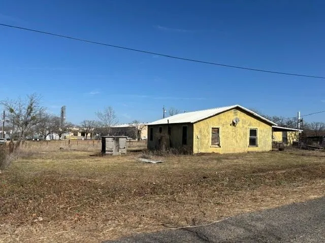 Single Family Residence For Sale in Eastland County , 501 E 19th Street, Cisco, Texas 76437, 3 Bedroom, 1 Bathroom, Garage spaces, 1,071 Sqft, built in 1940, mls#21321942, Real Estate Agent in Cisco, Homes For Sale in Eastland county, Homes For Sale in Cisco, Realtor in Cisco Texas, Real Estate Brokerage Independent Realty Texas, Luminita Cordes Realtor