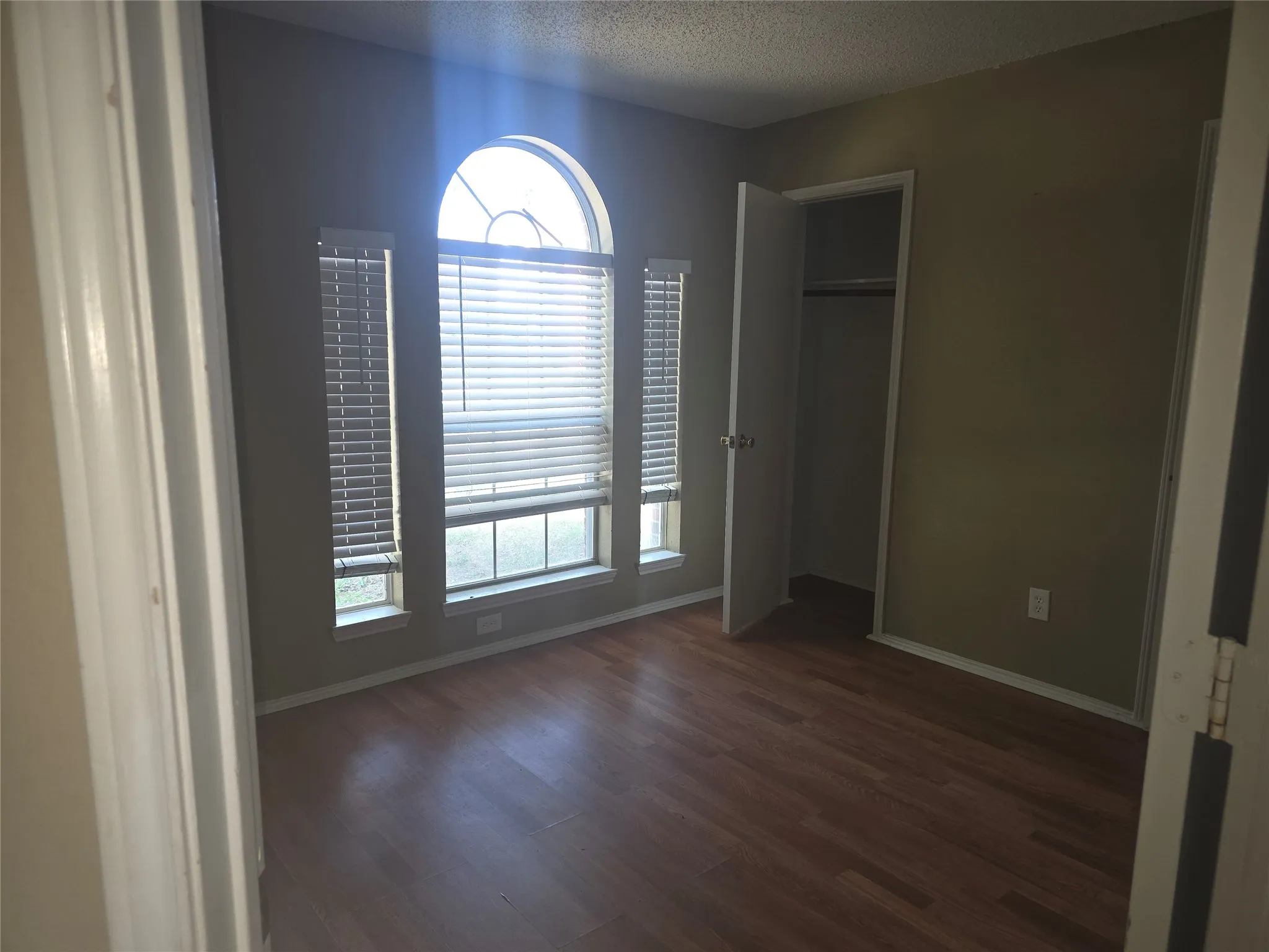 Single Family Residence For Rent in Denton County , 1717 Creekbend Drive, Lewisville, Texas 75067, 3 Bedrooms, 2 Bathrooms, 2 Garage spaces, 1,337 Sqft, built in 1992, Price $1,895, mls#21316476, Real Estate Agent in Lewisville, Homes For Rent in Denton county, Homes For Rent in Lewisville, Realtor in Lewisville Texas, Real Estate Brokerage Independent Realty Texas, Luminita Cordes Realtor