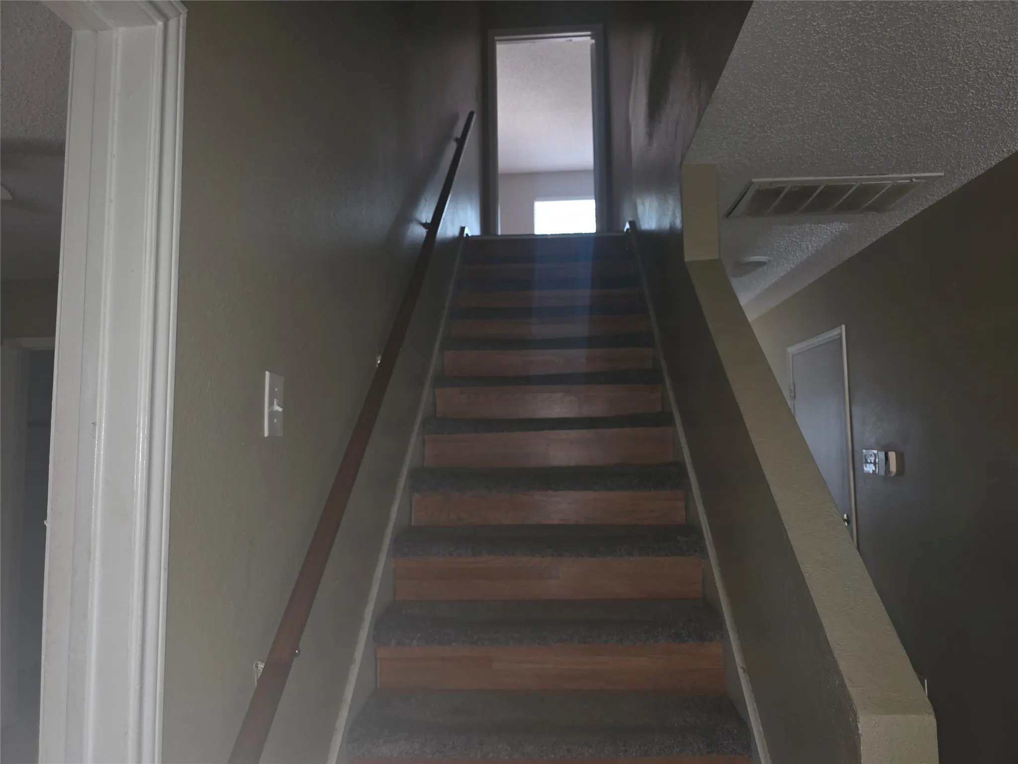 Single Family Residence For Rent in Denton County , 1717 Creekbend Drive, Lewisville, Texas 75067, 3 Bedrooms, 2 Bathrooms, 2 Garage spaces, 1,337 Sqft, built in 1992, Price $1,895, mls#21316476, Real Estate Agent in Lewisville, Homes For Rent in Denton county, Homes For Rent in Lewisville, Realtor in Lewisville Texas, Real Estate Brokerage Independent Realty Texas, Luminita Cordes Realtor