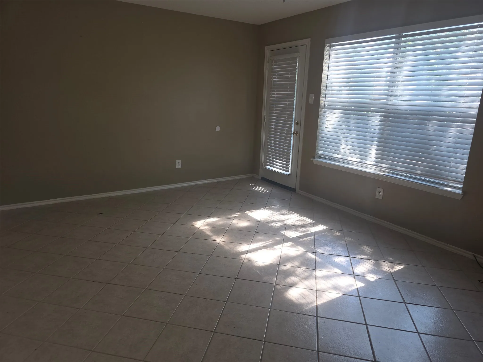 Single Family Residence For Rent in Denton County , 1717 Creekbend Drive, Lewisville, Texas 75067, 3 Bedrooms, 2 Bathrooms, 2 Garage spaces, 1,337 Sqft, built in 1992, Price $1,895, mls#21316476, Real Estate Agent in Lewisville, Homes For Rent in Denton county, Homes For Rent in Lewisville, Realtor in Lewisville Texas, Real Estate Brokerage Independent Realty Texas, Luminita Cordes Realtor