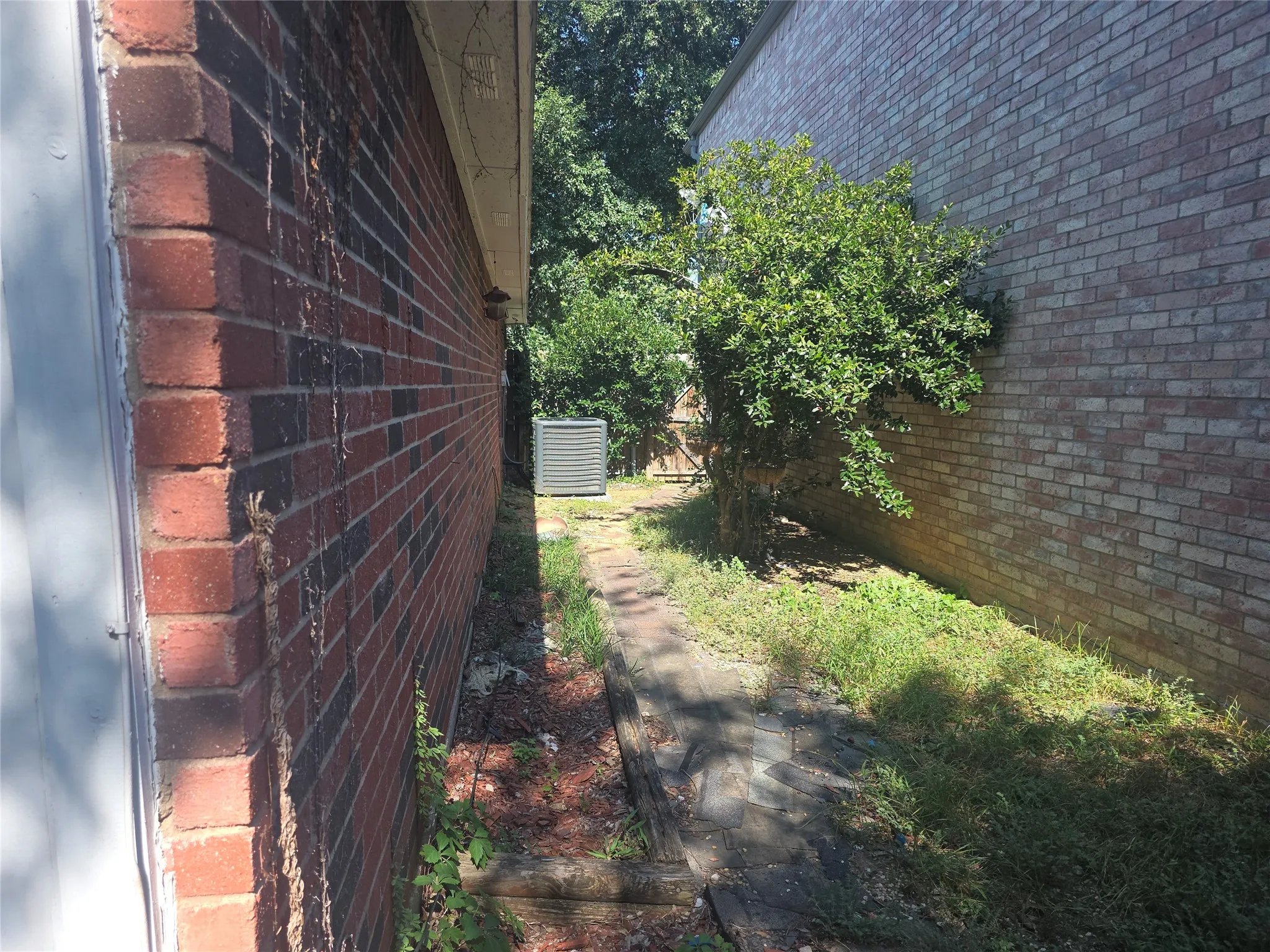 Single Family Residence For Rent in Denton County , 1717 Creekbend Drive, Lewisville, Texas 75067, 3 Bedrooms, 2 Bathrooms, 2 Garage spaces, 1,337 Sqft, built in 1992, Price $1,895, mls#21316476, Real Estate Agent in Lewisville, Homes For Rent in Denton county, Homes For Rent in Lewisville, Realtor in Lewisville Texas, Real Estate Brokerage Independent Realty Texas, Luminita Cordes Realtor