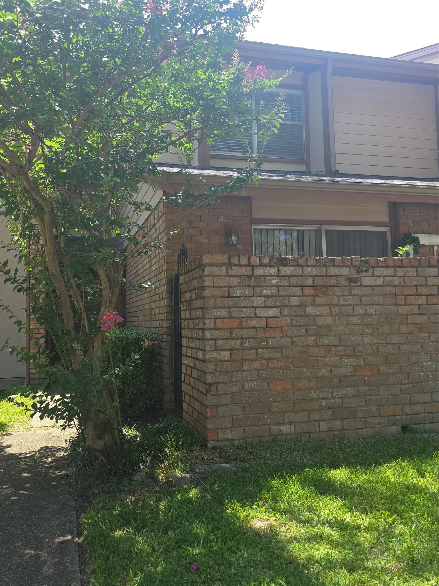 Townhouse For Rent in Tarrant County , 2715 Westgate Drive, Arlington, Texas 76015, 4 Bedrooms, 3 Bathrooms, 2 Garage spaces, 1,696 Sqft, built in 1973, Price $2,295, mls#21316460, Real Estate Agent in Arlington, Homes For Rent in Tarrant county, Homes For Rent in Arlington, Realtor in Arlington Texas, Real Estate Brokerage Independent Realty Texas, Luminita Cordes Realtor