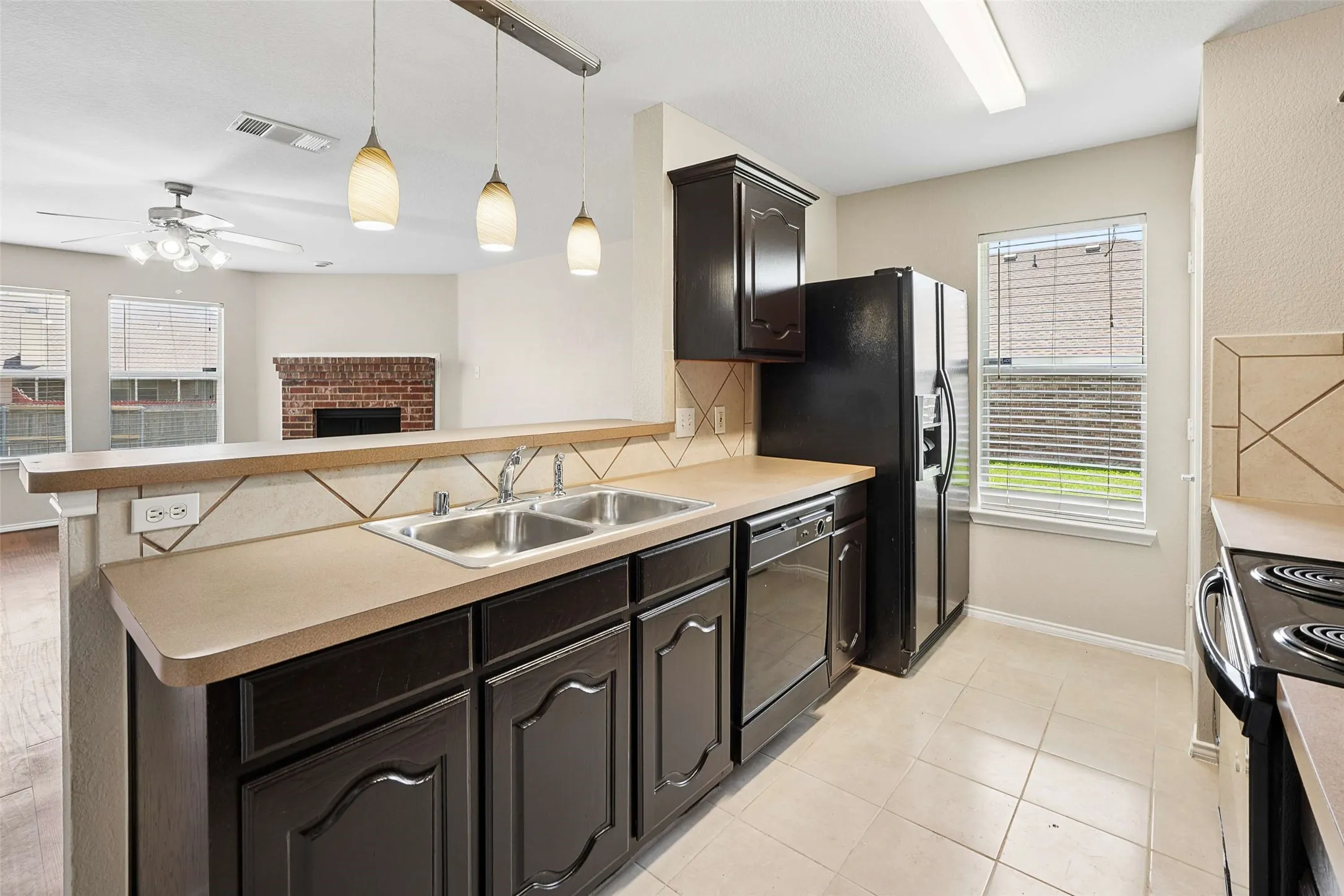 Single Family Residence For Sale in Ellis County , 205 Rosewood Court, Red Oak, Texas 75154, 3 Bedroom, 2 Bathroom, 2 Garage spaces, 1,631 Sqft, built in 2006, mls#21321282, Real Estate Agent in Red Oak, Homes For Sale in Ellis county, Homes For Sale in Red Oak, Realtor in Red Oak Texas, Real Estate Brokerage Independent Realty Texas, Luminita Cordes Realtor