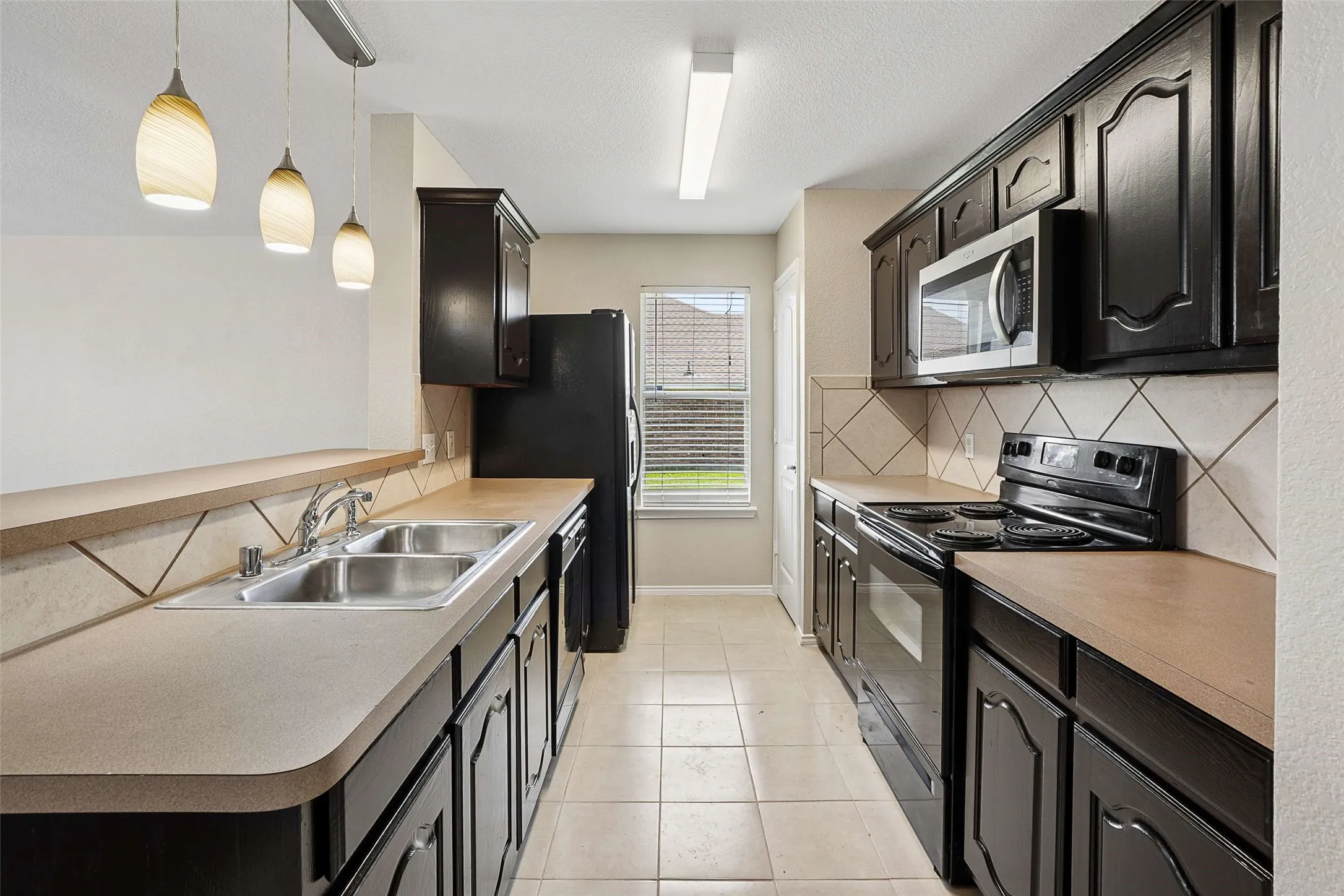 Single Family Residence For Sale in Ellis County , 205 Rosewood Court, Red Oak, Texas 75154, 3 Bedroom, 2 Bathroom, 2 Garage spaces, 1,631 Sqft, built in 2006, mls#21321282, Real Estate Agent in Red Oak, Homes For Sale in Ellis county, Homes For Sale in Red Oak, Realtor in Red Oak Texas, Real Estate Brokerage Independent Realty Texas, Luminita Cordes Realtor