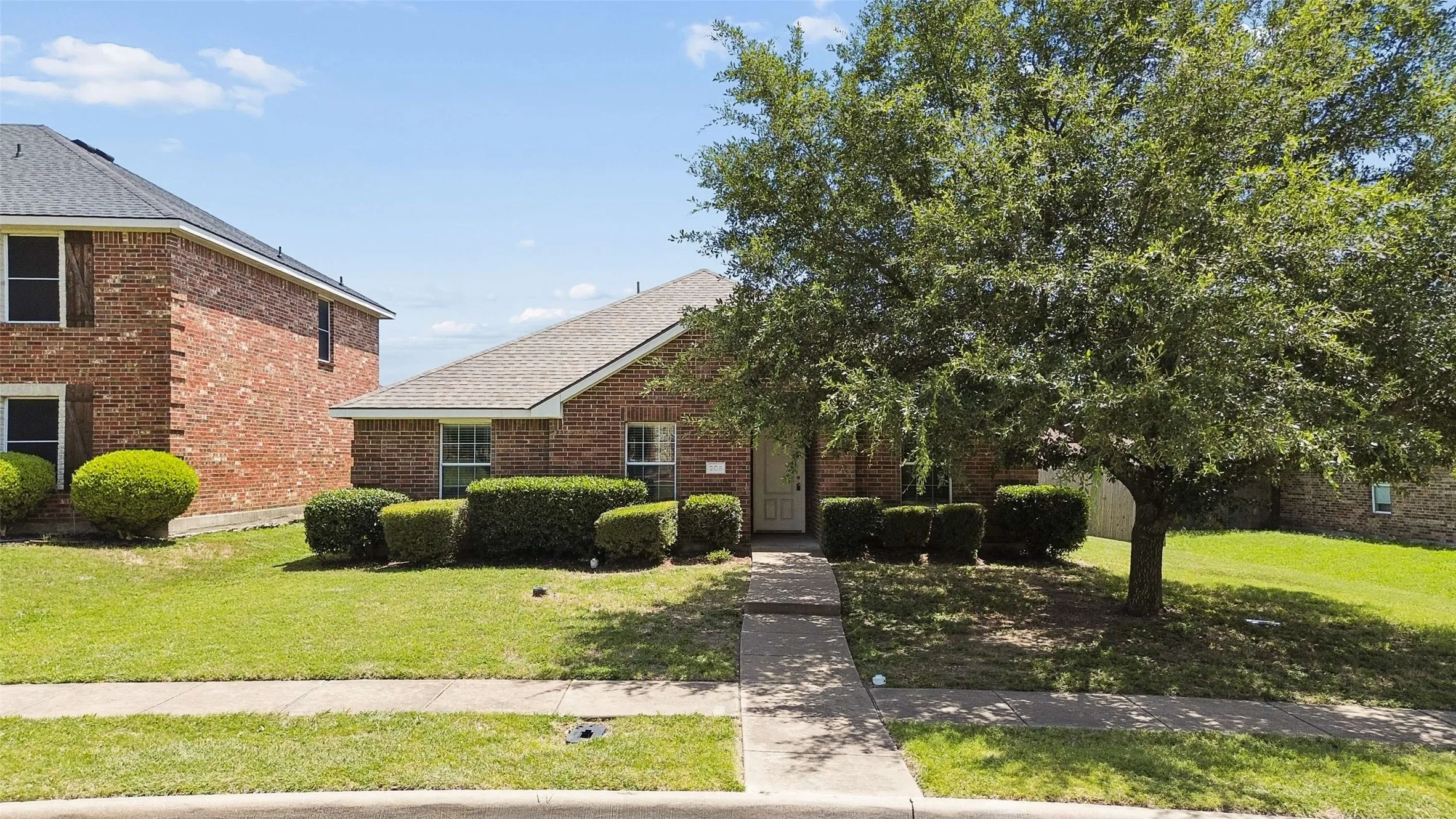 Single Family Residence For Sale in Ellis County , 205 Rosewood Court, Red Oak, Texas 75154, 3 Bedroom, 2 Bathroom, 2 Garage spaces, 1,631 Sqft, built in 2006, mls#21321282, Real Estate Agent in Red Oak, Homes For Sale in Ellis county, Homes For Sale in Red Oak, Realtor in Red Oak Texas, Real Estate Brokerage Independent Realty Texas, Luminita Cordes Realtor