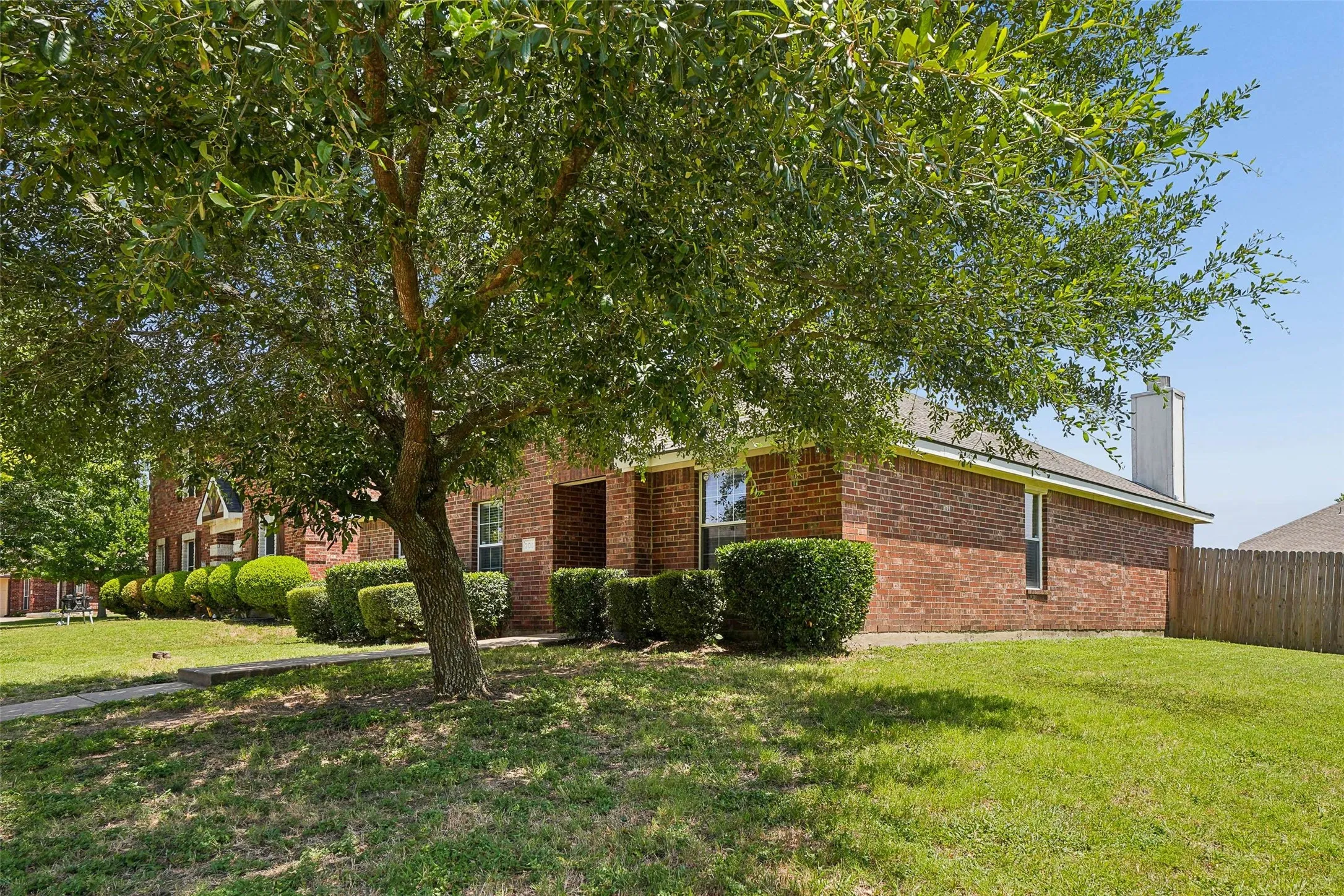 Single Family Residence For Sale in Ellis County , 205 Rosewood Court, Red Oak, Texas 75154, 3 Bedroom, 2 Bathroom, 2 Garage spaces, 1,631 Sqft, built in 2006, mls#21321282, Real Estate Agent in Red Oak, Homes For Sale in Ellis county, Homes For Sale in Red Oak, Realtor in Red Oak Texas, Real Estate Brokerage Independent Realty Texas, Luminita Cordes Realtor