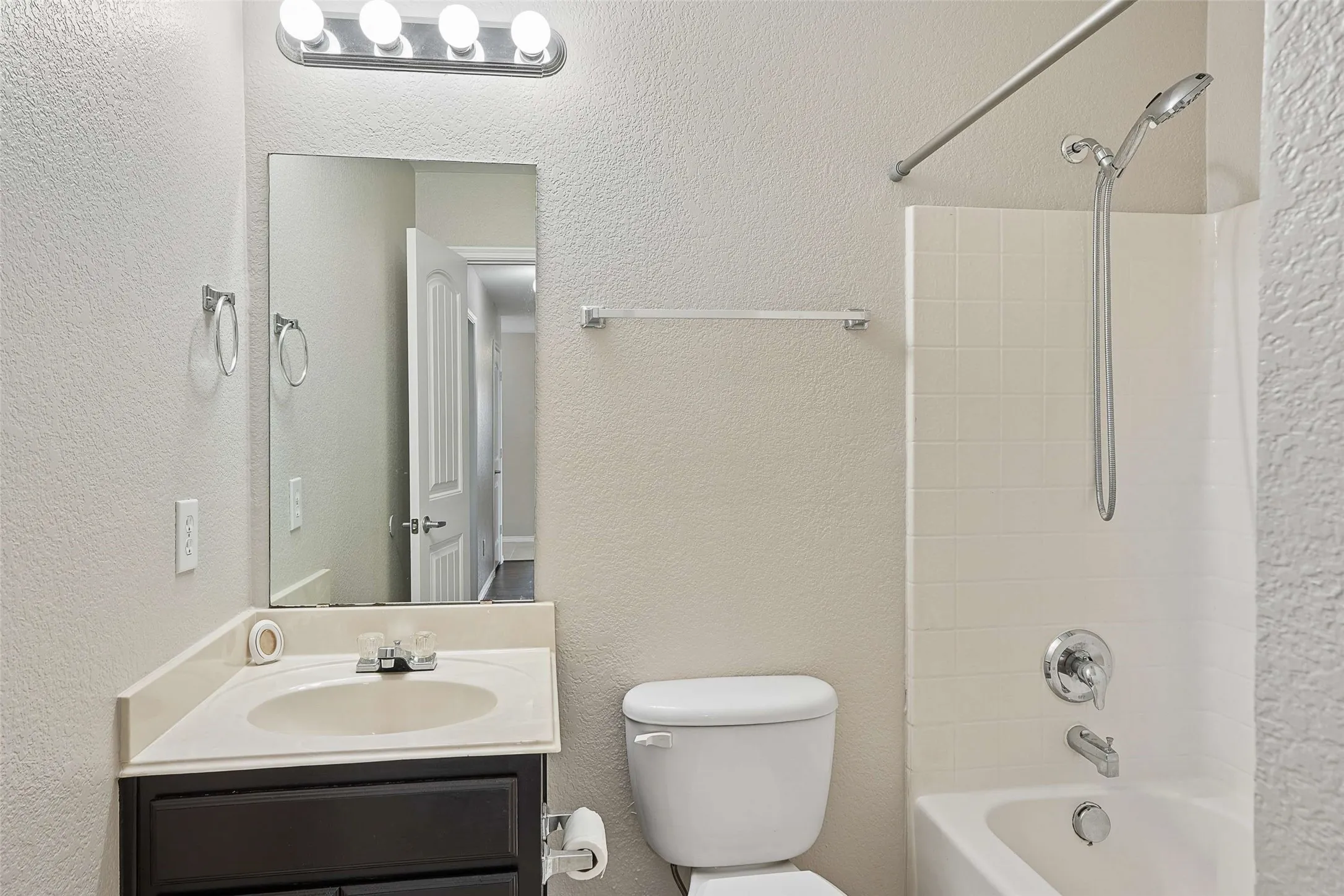 Single Family Residence For Sale in Ellis County , 205 Rosewood Court, Red Oak, Texas 75154, 3 Bedroom, 2 Bathroom, 2 Garage spaces, 1,631 Sqft, built in 2006, mls#21321282, Real Estate Agent in Red Oak, Homes For Sale in Ellis county, Homes For Sale in Red Oak, Realtor in Red Oak Texas, Real Estate Brokerage Independent Realty Texas, Luminita Cordes Realtor