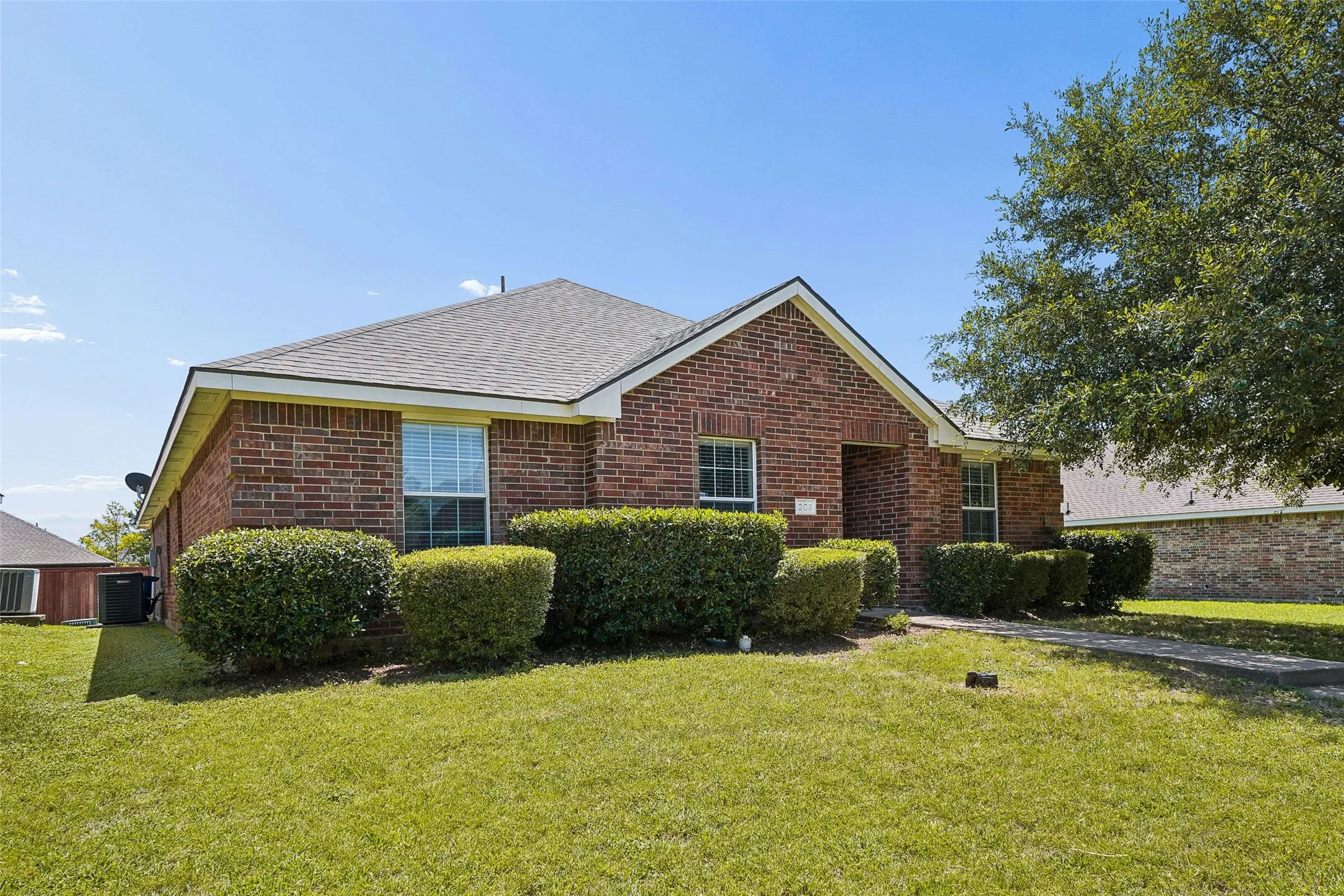 Single Family Residence For Sale in Ellis County , 205 Rosewood Court, Red Oak, Texas 75154, 3 Bedroom, 2 Bathroom, 2 Garage spaces, 1,631 Sqft, built in 2006, mls#21321282, Real Estate Agent in Red Oak, Homes For Sale in Ellis county, Homes For Sale in Red Oak, Realtor in Red Oak Texas, Real Estate Brokerage Independent Realty Texas, Luminita Cordes Realtor