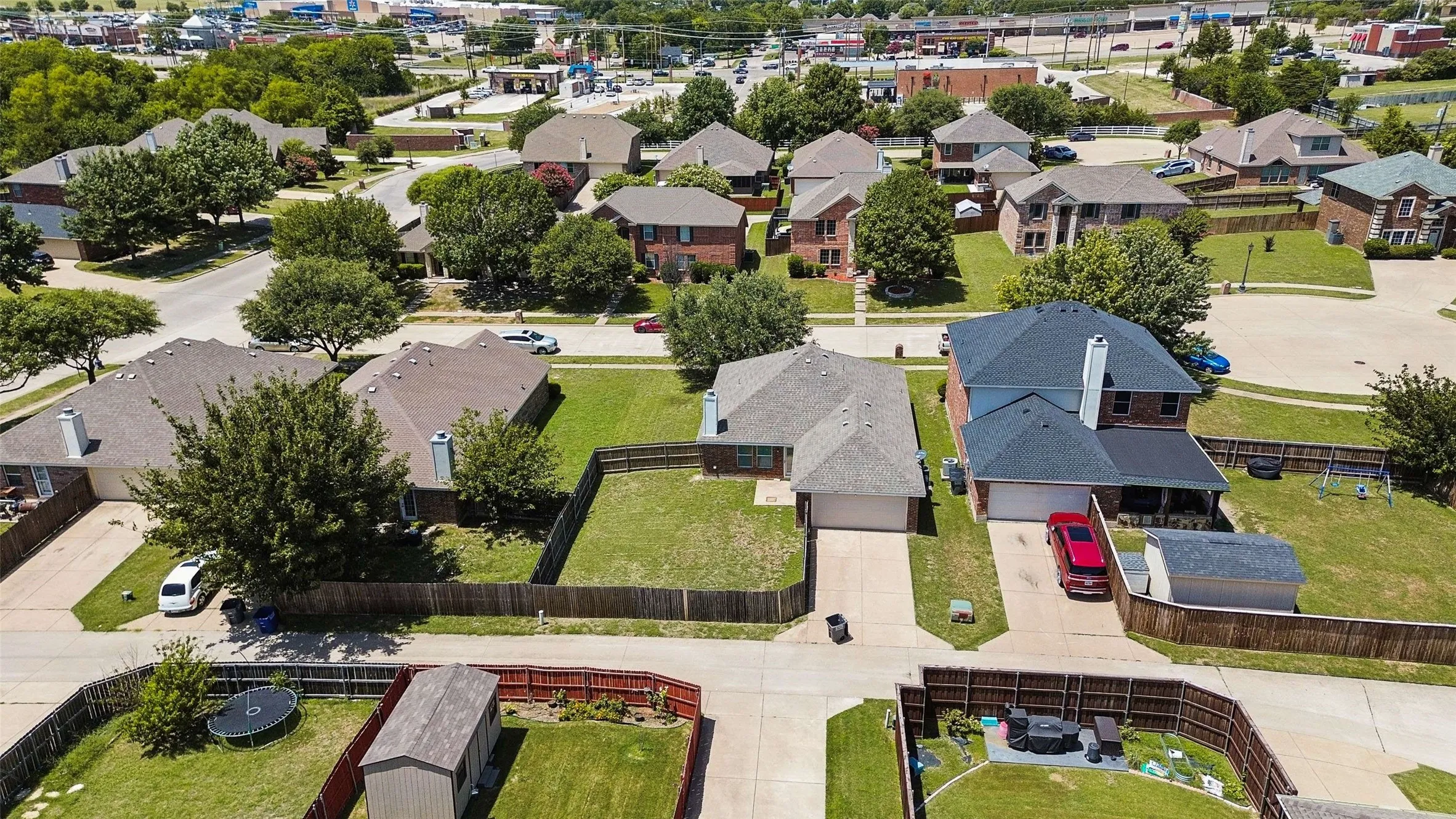 Single Family Residence For Sale in Ellis County , 205 Rosewood Court, Red Oak, Texas 75154, 3 Bedroom, 2 Bathroom, 2 Garage spaces, 1,631 Sqft, built in 2006, mls#21321282, Real Estate Agent in Red Oak, Homes For Sale in Ellis county, Homes For Sale in Red Oak, Realtor in Red Oak Texas, Real Estate Brokerage Independent Realty Texas, Luminita Cordes Realtor