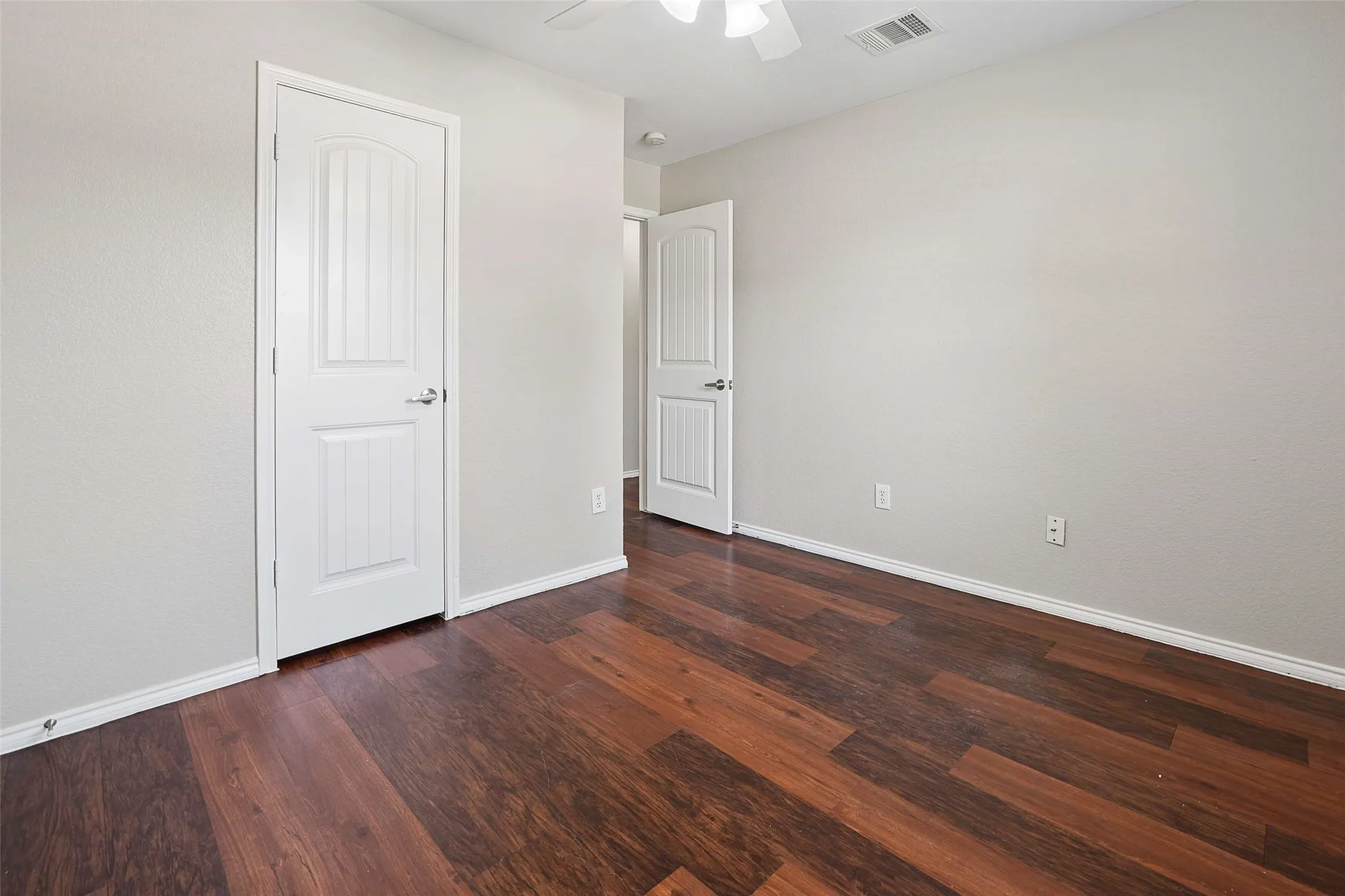 Single Family Residence For Sale in Ellis County , 205 Rosewood Court, Red Oak, Texas 75154, 3 Bedroom, 2 Bathroom, 2 Garage spaces, 1,631 Sqft, built in 2006, mls#21321282, Real Estate Agent in Red Oak, Homes For Sale in Ellis county, Homes For Sale in Red Oak, Realtor in Red Oak Texas, Real Estate Brokerage Independent Realty Texas, Luminita Cordes Realtor