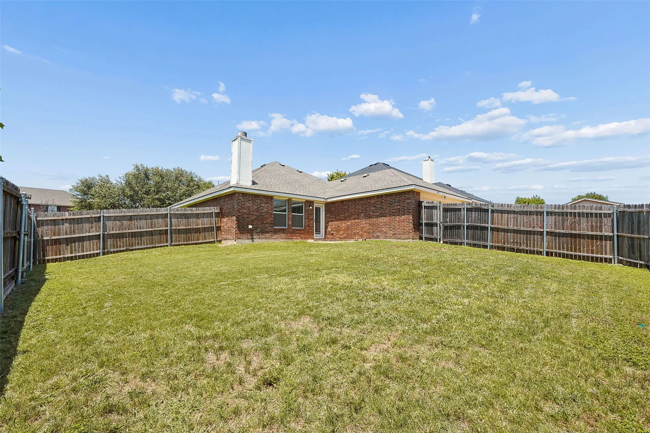 Single Family Residence For Sale in Ellis County , 205 Rosewood Court, Red Oak, Texas 75154, 3 Bedroom, 2 Bathroom, 2 Garage spaces, 1,631 Sqft, built in 2006, mls#21321282, Real Estate Agent in Red Oak, Homes For Sale in Ellis county, Homes For Sale in Red Oak, Realtor in Red Oak Texas, Real Estate Brokerage Independent Realty Texas, Luminita Cordes Realtor