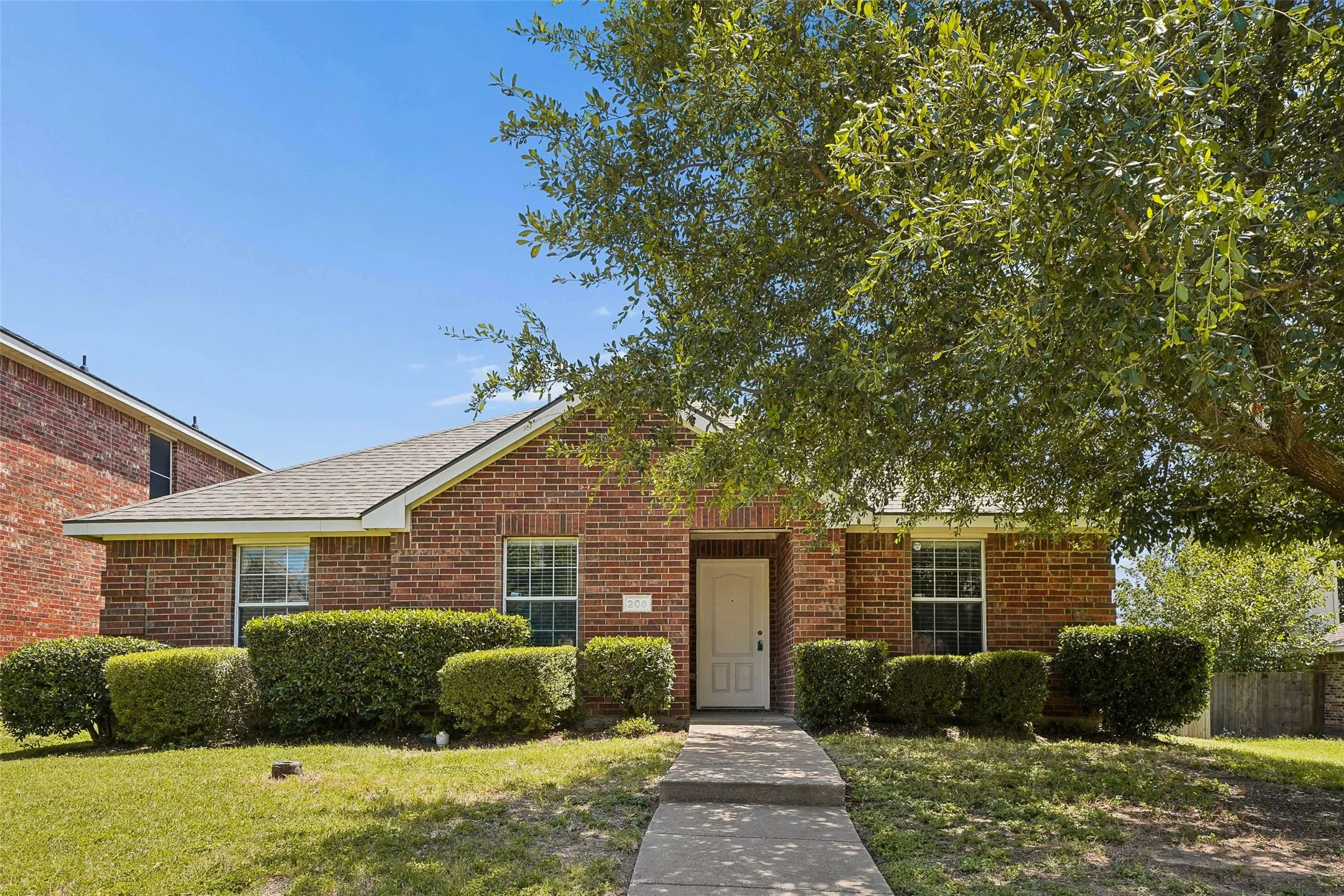 Single Family Residence For Sale in Ellis County , 205 Rosewood Court, Red Oak, Texas 75154, 3 Bedroom, 2 Bathroom, 2 Garage spaces, 1,631 Sqft, built in 2006, mls#21321282, Real Estate Agent in Red Oak, Homes For Sale in Ellis county, Homes For Sale in Red Oak, Realtor in Red Oak Texas, Real Estate Brokerage Independent Realty Texas, Luminita Cordes Realtor