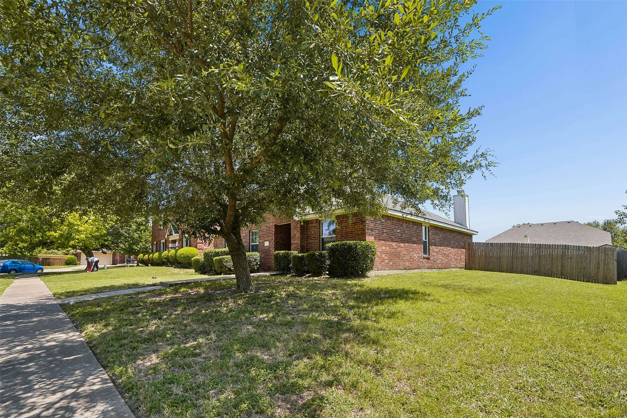 Single Family Residence For Sale in Ellis County , 205 Rosewood Court, Red Oak, Texas 75154, 3 Bedroom, 2 Bathroom, 2 Garage spaces, 1,631 Sqft, built in 2006, mls#21321282, Real Estate Agent in Red Oak, Homes For Sale in Ellis county, Homes For Sale in Red Oak, Realtor in Red Oak Texas, Real Estate Brokerage Independent Realty Texas, Luminita Cordes Realtor
