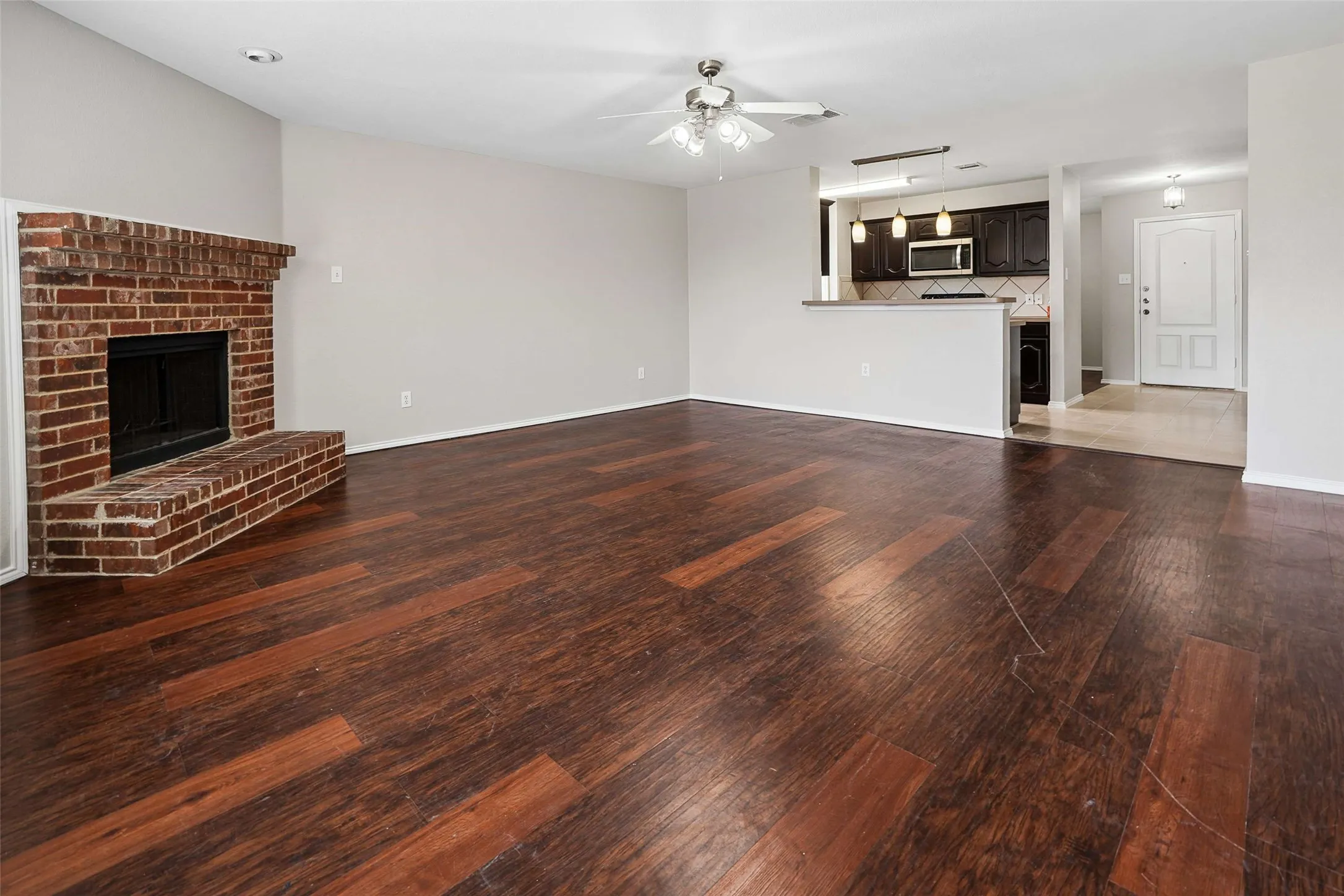 Single Family Residence For Sale in Ellis County , 205 Rosewood Court, Red Oak, Texas 75154, 3 Bedroom, 2 Bathroom, 2 Garage spaces, 1,631 Sqft, built in 2006, mls#21321282, Real Estate Agent in Red Oak, Homes For Sale in Ellis county, Homes For Sale in Red Oak, Realtor in Red Oak Texas, Real Estate Brokerage Independent Realty Texas, Luminita Cordes Realtor