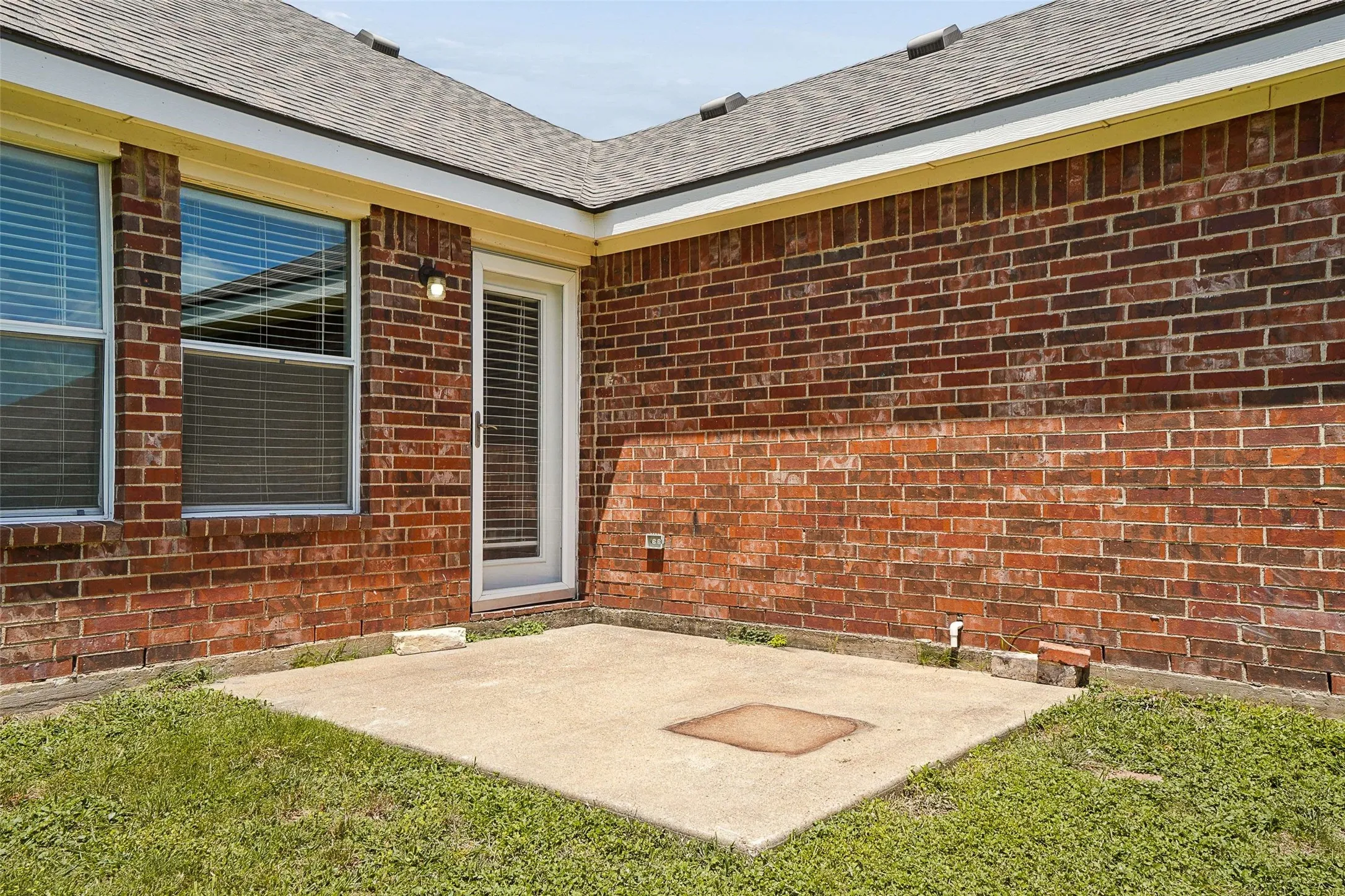 Single Family Residence For Sale in Ellis County , 205 Rosewood Court, Red Oak, Texas 75154, 3 Bedroom, 2 Bathroom, 2 Garage spaces, 1,631 Sqft, built in 2006, mls#21321282, Real Estate Agent in Red Oak, Homes For Sale in Ellis county, Homes For Sale in Red Oak, Realtor in Red Oak Texas, Real Estate Brokerage Independent Realty Texas, Luminita Cordes Realtor