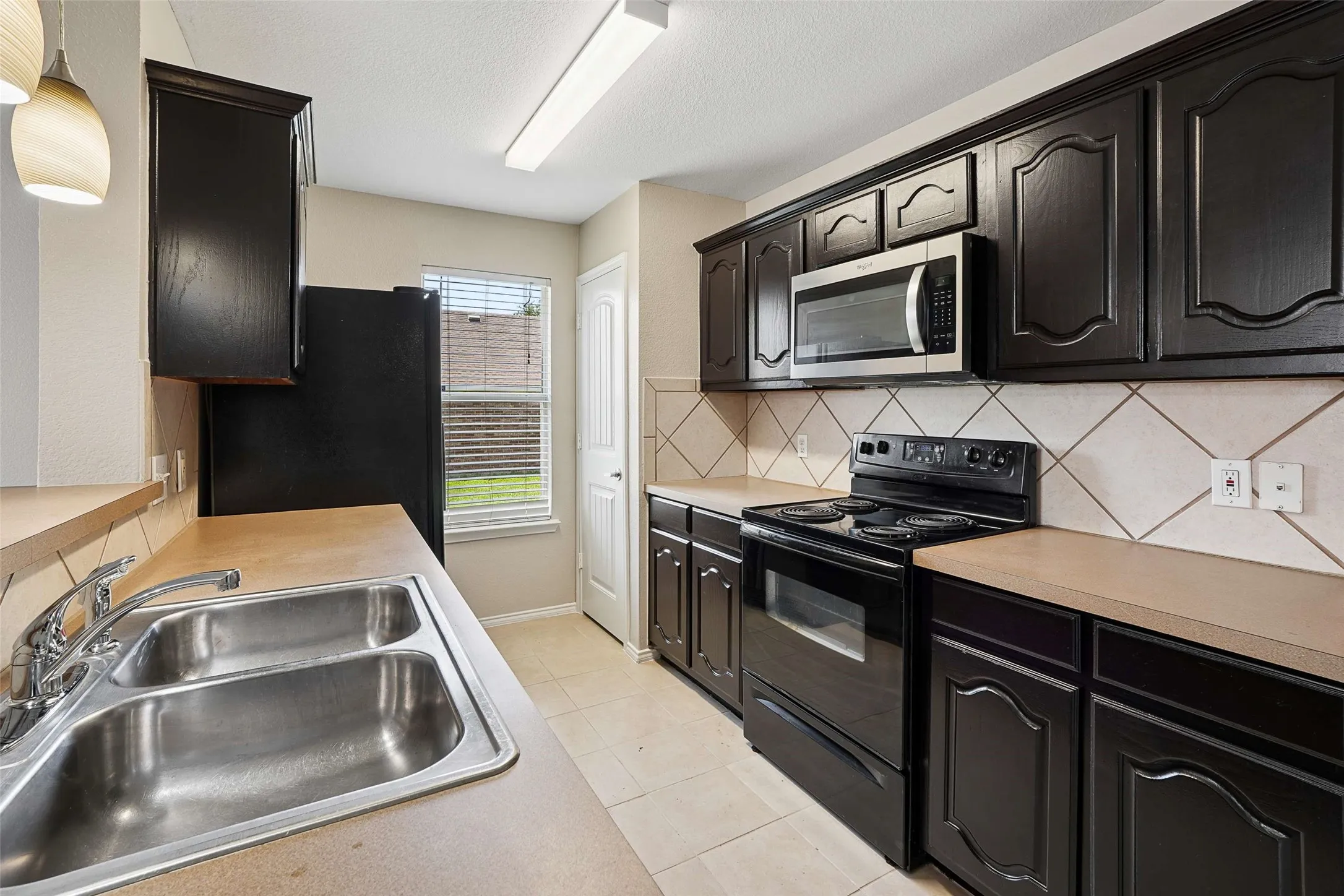 Single Family Residence For Sale in Ellis County , 205 Rosewood Court, Red Oak, Texas 75154, 3 Bedroom, 2 Bathroom, 2 Garage spaces, 1,631 Sqft, built in 2006, mls#21321282, Real Estate Agent in Red Oak, Homes For Sale in Ellis county, Homes For Sale in Red Oak, Realtor in Red Oak Texas, Real Estate Brokerage Independent Realty Texas, Luminita Cordes Realtor