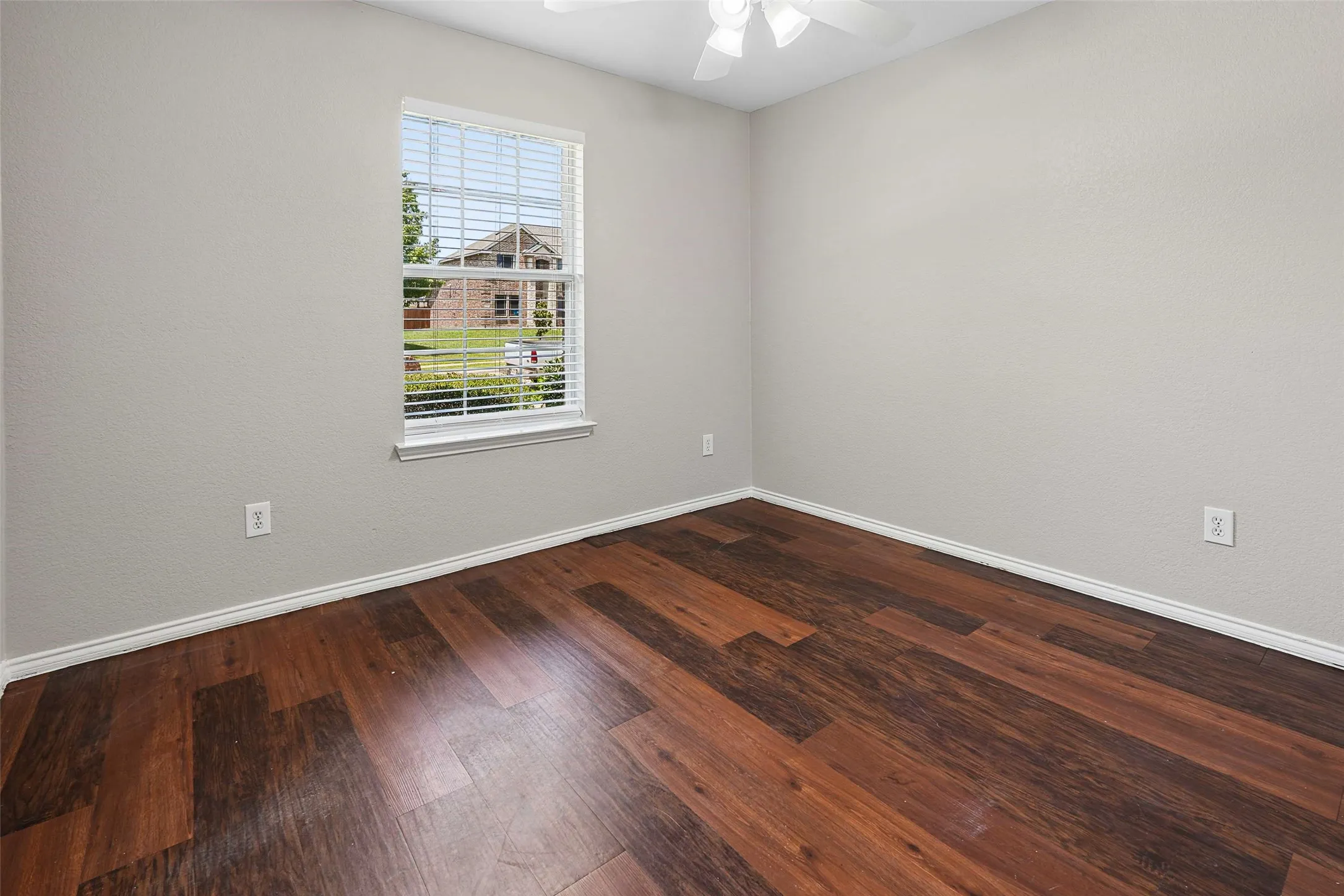 Single Family Residence For Sale in Ellis County , 205 Rosewood Court, Red Oak, Texas 75154, 3 Bedroom, 2 Bathroom, 2 Garage spaces, 1,631 Sqft, built in 2006, mls#21321282, Real Estate Agent in Red Oak, Homes For Sale in Ellis county, Homes For Sale in Red Oak, Realtor in Red Oak Texas, Real Estate Brokerage Independent Realty Texas, Luminita Cordes Realtor