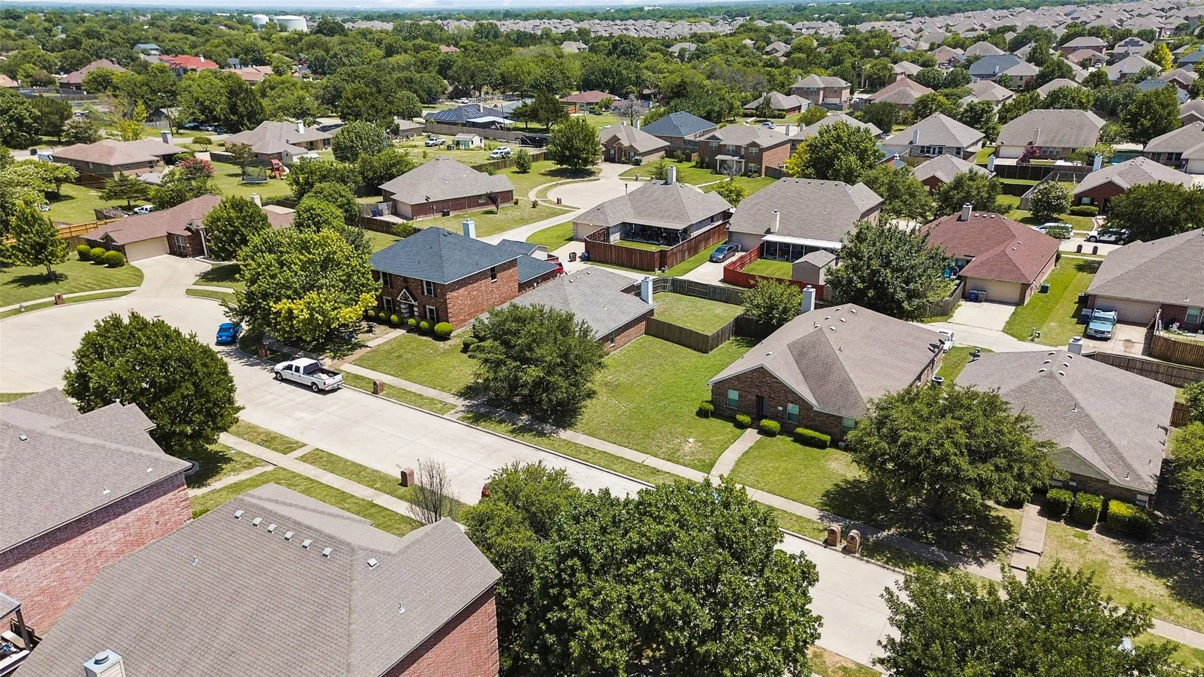 Single Family Residence For Sale in Ellis County , 205 Rosewood Court, Red Oak, Texas 75154, 3 Bedroom, 2 Bathroom, 2 Garage spaces, 1,631 Sqft, built in 2006, mls#21321282, Real Estate Agent in Red Oak, Homes For Sale in Ellis county, Homes For Sale in Red Oak, Realtor in Red Oak Texas, Real Estate Brokerage Independent Realty Texas, Luminita Cordes Realtor