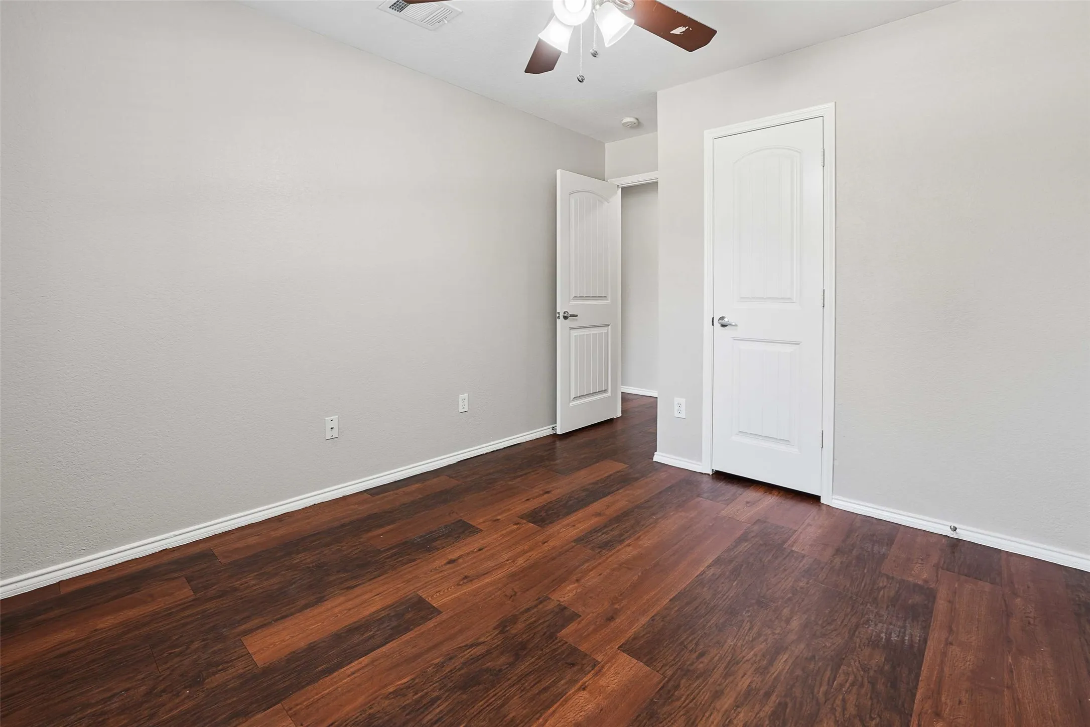 Single Family Residence For Sale in Ellis County , 205 Rosewood Court, Red Oak, Texas 75154, 3 Bedroom, 2 Bathroom, 2 Garage spaces, 1,631 Sqft, built in 2006, mls#21321282, Real Estate Agent in Red Oak, Homes For Sale in Ellis county, Homes For Sale in Red Oak, Realtor in Red Oak Texas, Real Estate Brokerage Independent Realty Texas, Luminita Cordes Realtor