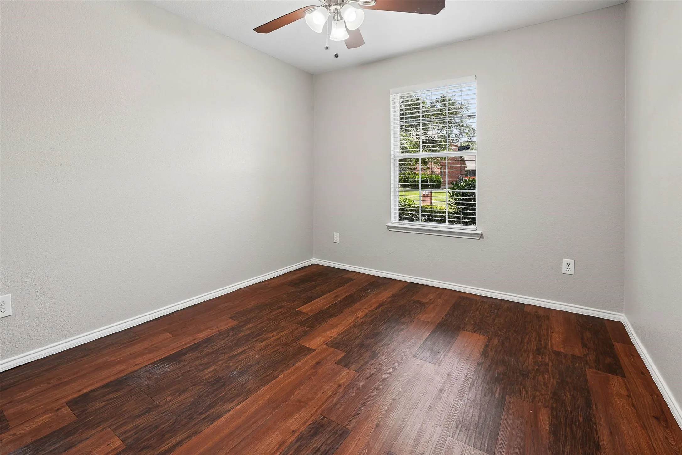 Single Family Residence For Sale in Ellis County , 205 Rosewood Court, Red Oak, Texas 75154, 3 Bedroom, 2 Bathroom, 2 Garage spaces, 1,631 Sqft, built in 2006, mls#21321282, Real Estate Agent in Red Oak, Homes For Sale in Ellis county, Homes For Sale in Red Oak, Realtor in Red Oak Texas, Real Estate Brokerage Independent Realty Texas, Luminita Cordes Realtor