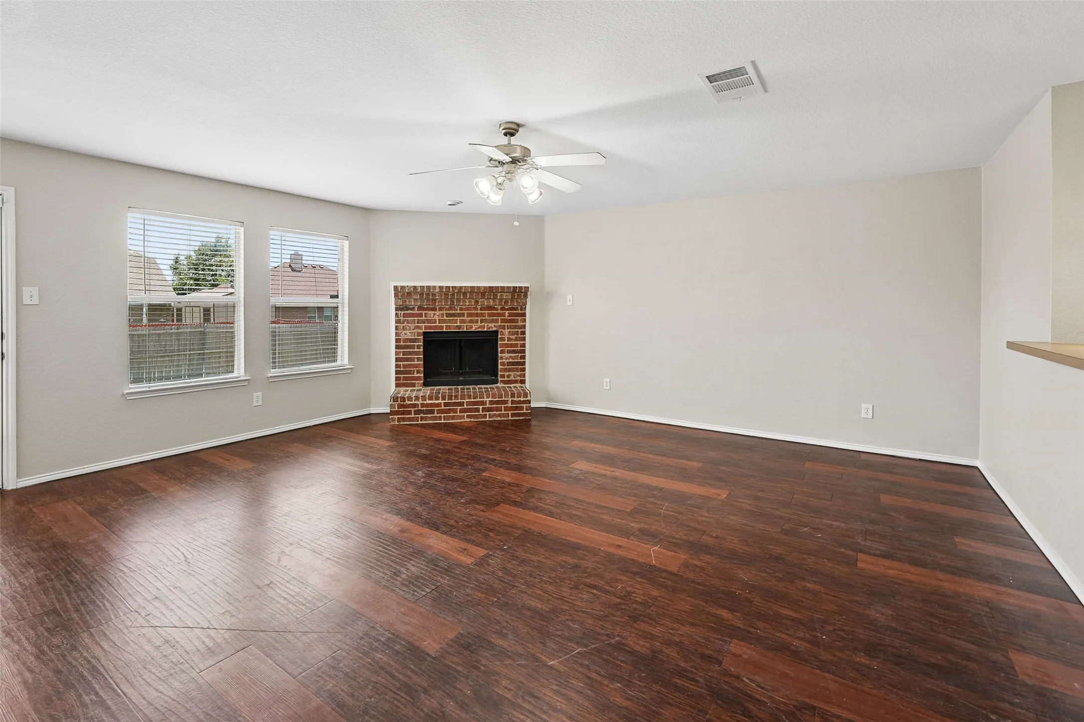 Single Family Residence For Sale in Ellis County , 205 Rosewood Court, Red Oak, Texas 75154, 3 Bedroom, 2 Bathroom, 2 Garage spaces, 1,631 Sqft, built in 2006, mls#21321282, Real Estate Agent in Red Oak, Homes For Sale in Ellis county, Homes For Sale in Red Oak, Realtor in Red Oak Texas, Real Estate Brokerage Independent Realty Texas, Luminita Cordes Realtor