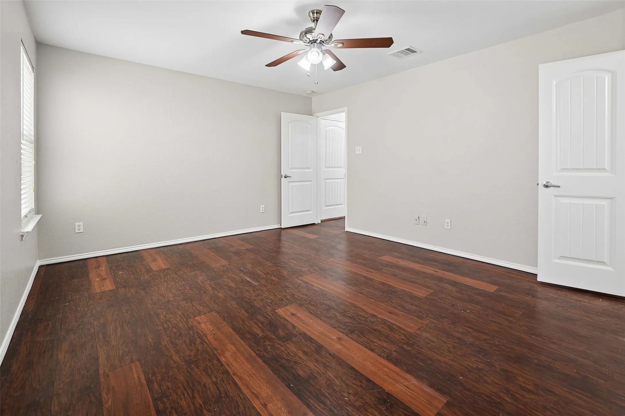 Single Family Residence For Sale in Ellis County , 205 Rosewood Court, Red Oak, Texas 75154, 3 Bedroom, 2 Bathroom, 2 Garage spaces, 1,631 Sqft, built in 2006, mls#21321282, Real Estate Agent in Red Oak, Homes For Sale in Ellis county, Homes For Sale in Red Oak, Realtor in Red Oak Texas, Real Estate Brokerage Independent Realty Texas, Luminita Cordes Realtor