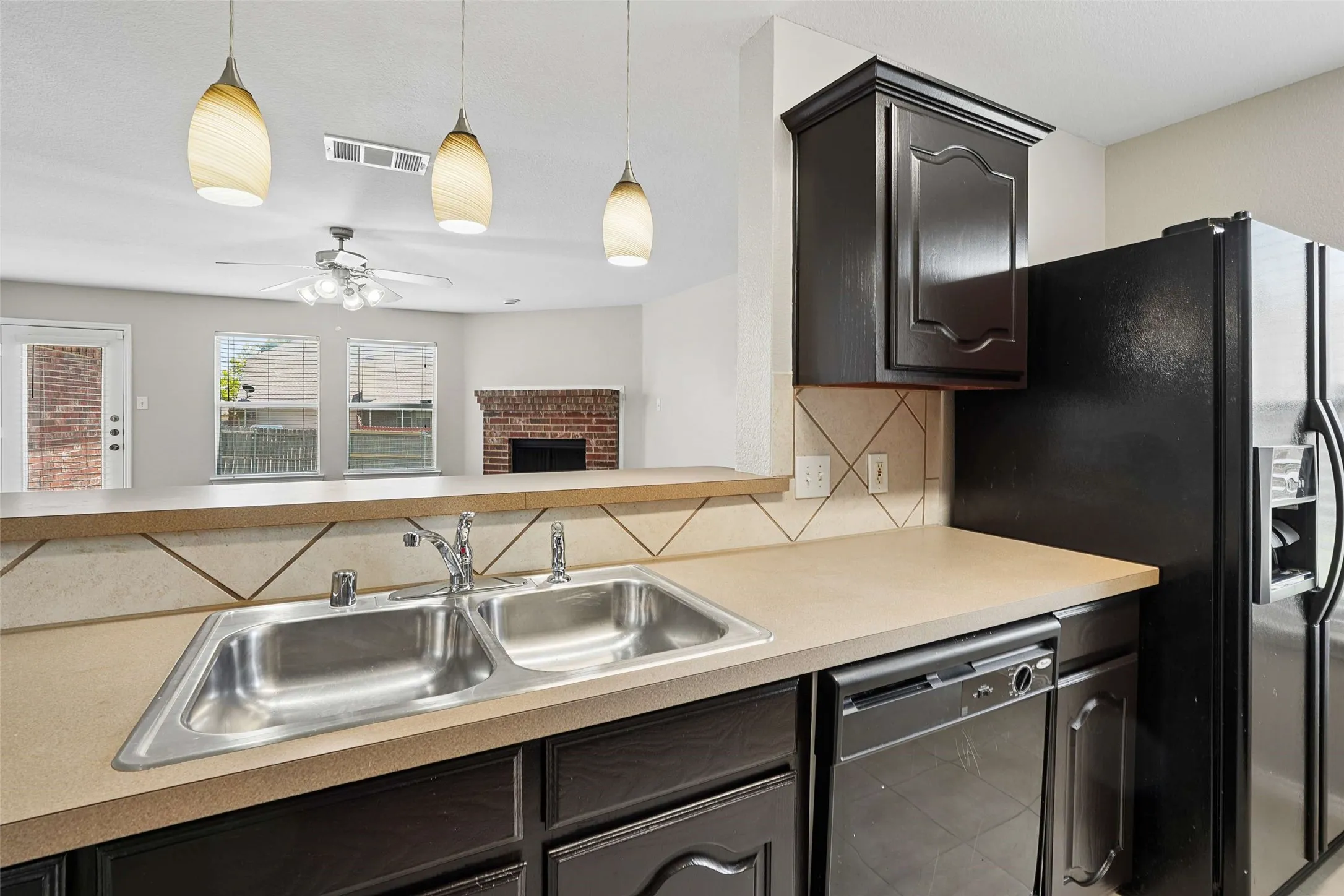 Single Family Residence For Sale in Ellis County , 205 Rosewood Court, Red Oak, Texas 75154, 3 Bedroom, 2 Bathroom, 2 Garage spaces, 1,631 Sqft, built in 2006, mls#21321282, Real Estate Agent in Red Oak, Homes For Sale in Ellis county, Homes For Sale in Red Oak, Realtor in Red Oak Texas, Real Estate Brokerage Independent Realty Texas, Luminita Cordes Realtor