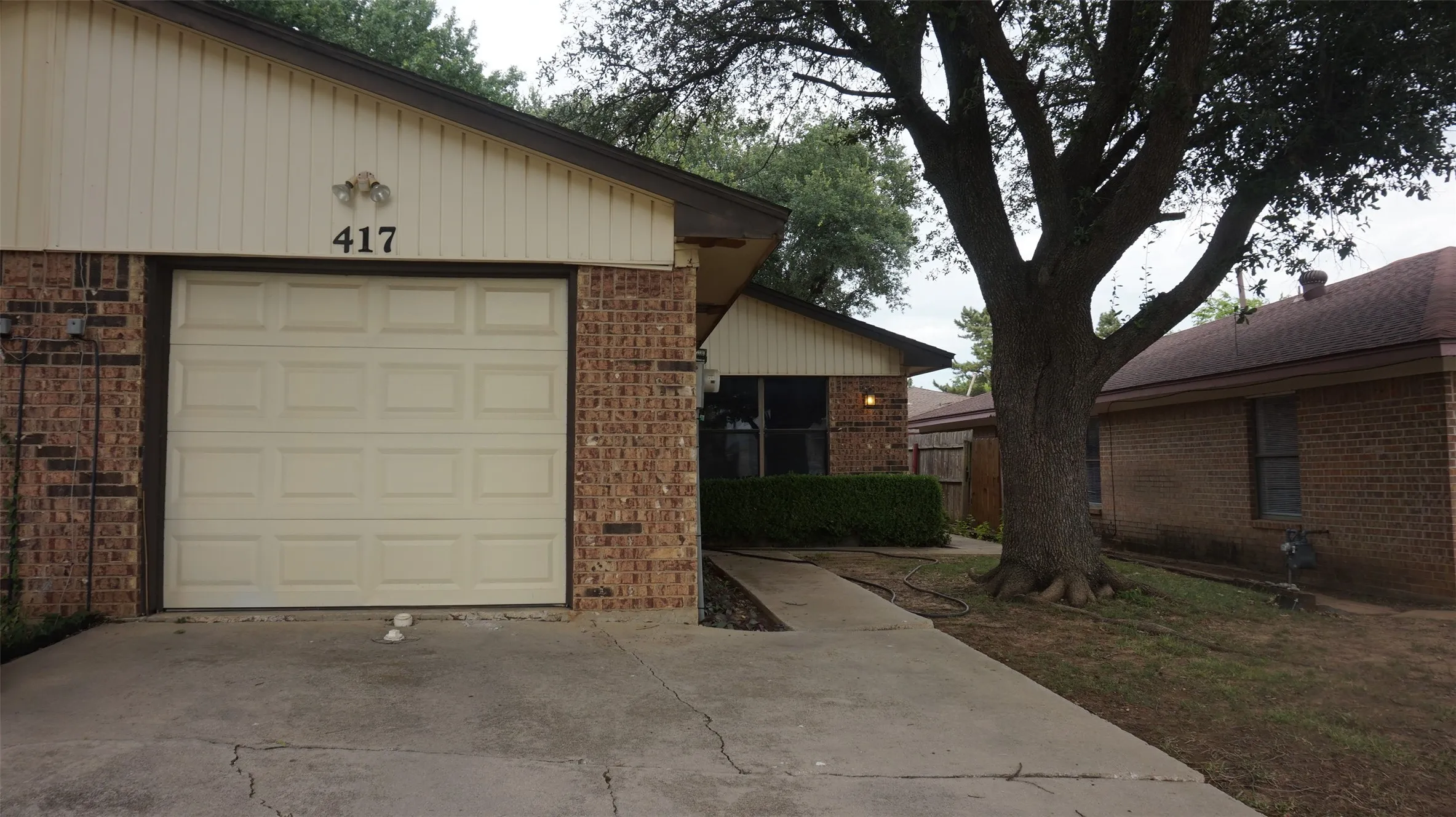 Single Family Residence For Sale in Denton County , 417 Gabe Court, Denton, Texas 76207, 2 Bedroom, 2 Bathroom, 1 Garage spaces, 948 Sqft, built in 1983, mls#21321850, Real Estate Agent in Denton, Homes For Sale in Denton county, Homes For Sale in Denton, Realtor in Denton Texas, Real Estate Brokerage Independent Realty Texas, Luminita Cordes Realtor