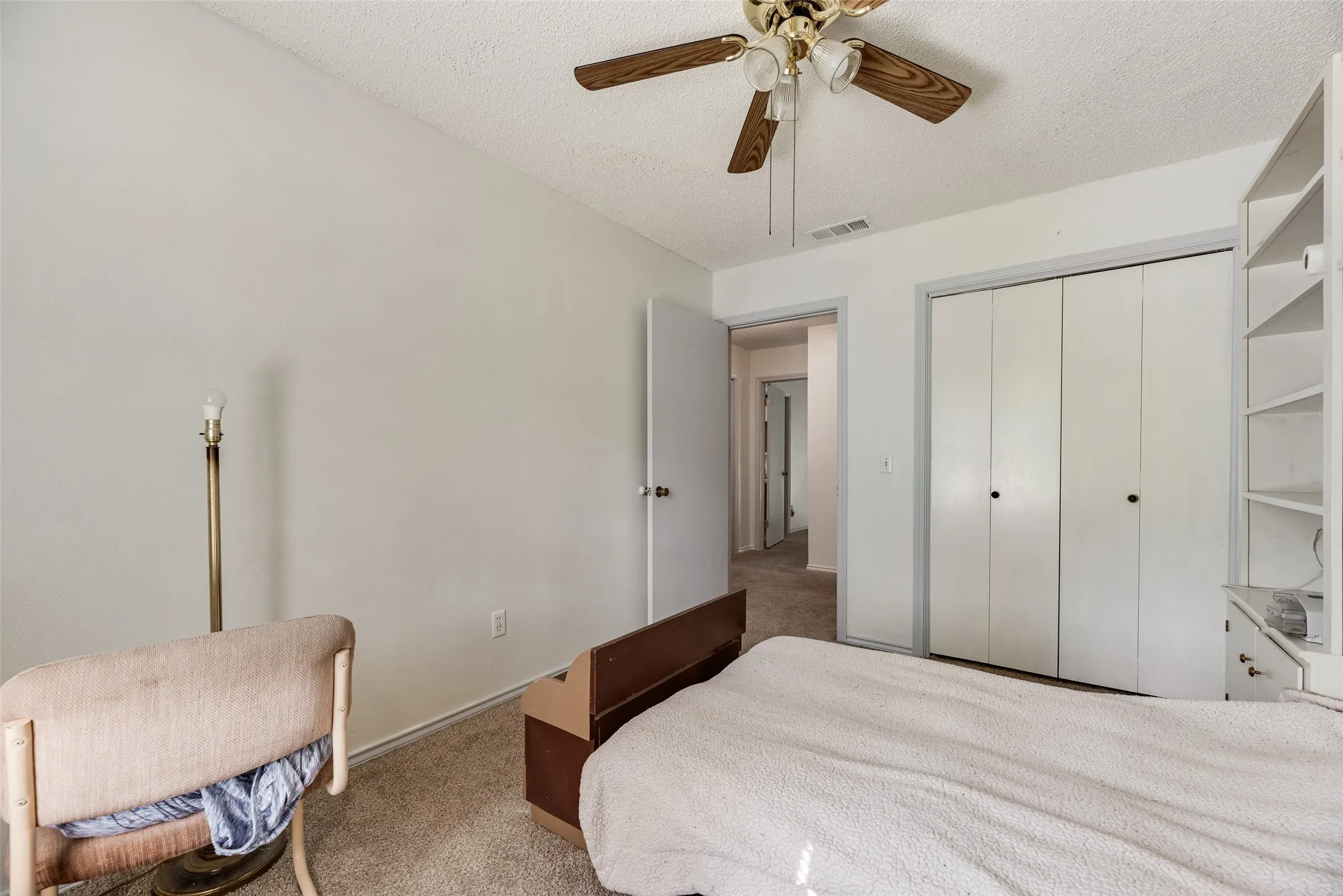 Single Family Residence For Sale in Hunt County , 2021 Lake Highland E, Quinlan, Texas 75474, 3 Bedroom, 3 Bathroom, 5 Garage spaces, 1,757 Sqft, built in 1986, mls#21321993, Real Estate Agent in Quinlan, Homes For Sale in Hunt county, Homes For Sale in Quinlan, Realtor in Quinlan Texas, Real Estate Brokerage Independent Realty Texas, Luminita Cordes Realtor