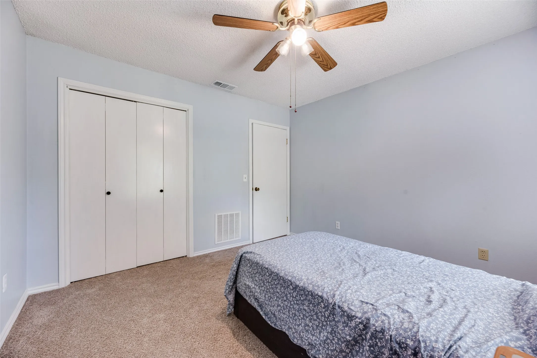 Single Family Residence For Sale in Hunt County , 2021 Lake Highland E, Quinlan, Texas 75474, 3 Bedroom, 3 Bathroom, 5 Garage spaces, 1,757 Sqft, built in 1986, mls#21321993, Real Estate Agent in Quinlan, Homes For Sale in Hunt county, Homes For Sale in Quinlan, Realtor in Quinlan Texas, Real Estate Brokerage Independent Realty Texas, Luminita Cordes Realtor