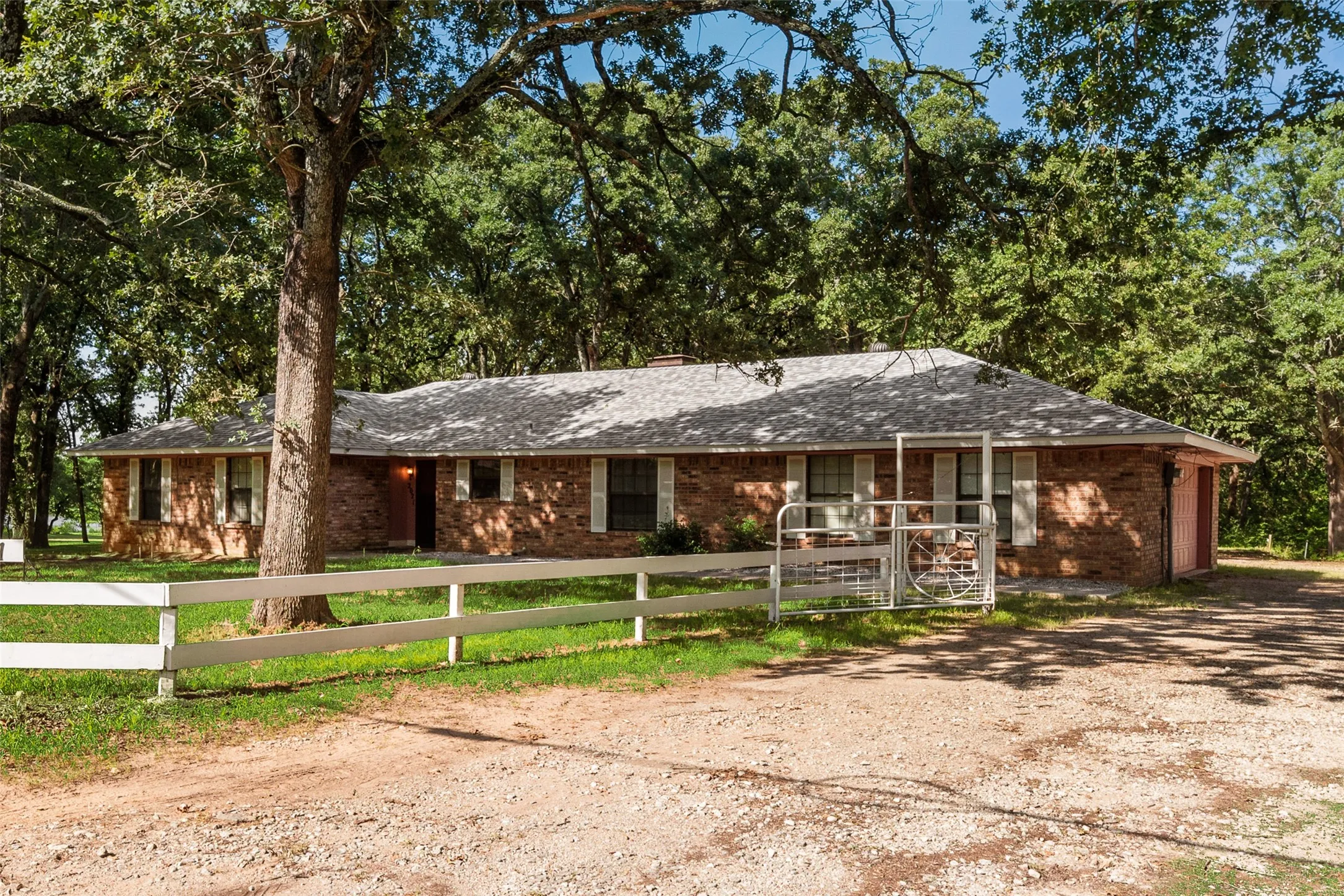 Single Family Residence For Sale in Hunt County , 2021 Lake Highland E, Quinlan, Texas 75474, 3 Bedroom, 3 Bathroom, 5 Garage spaces, 1,757 Sqft, built in 1986, mls#21321993, Real Estate Agent in Quinlan, Homes For Sale in Hunt county, Homes For Sale in Quinlan, Realtor in Quinlan Texas, Real Estate Brokerage Independent Realty Texas, Luminita Cordes Realtor