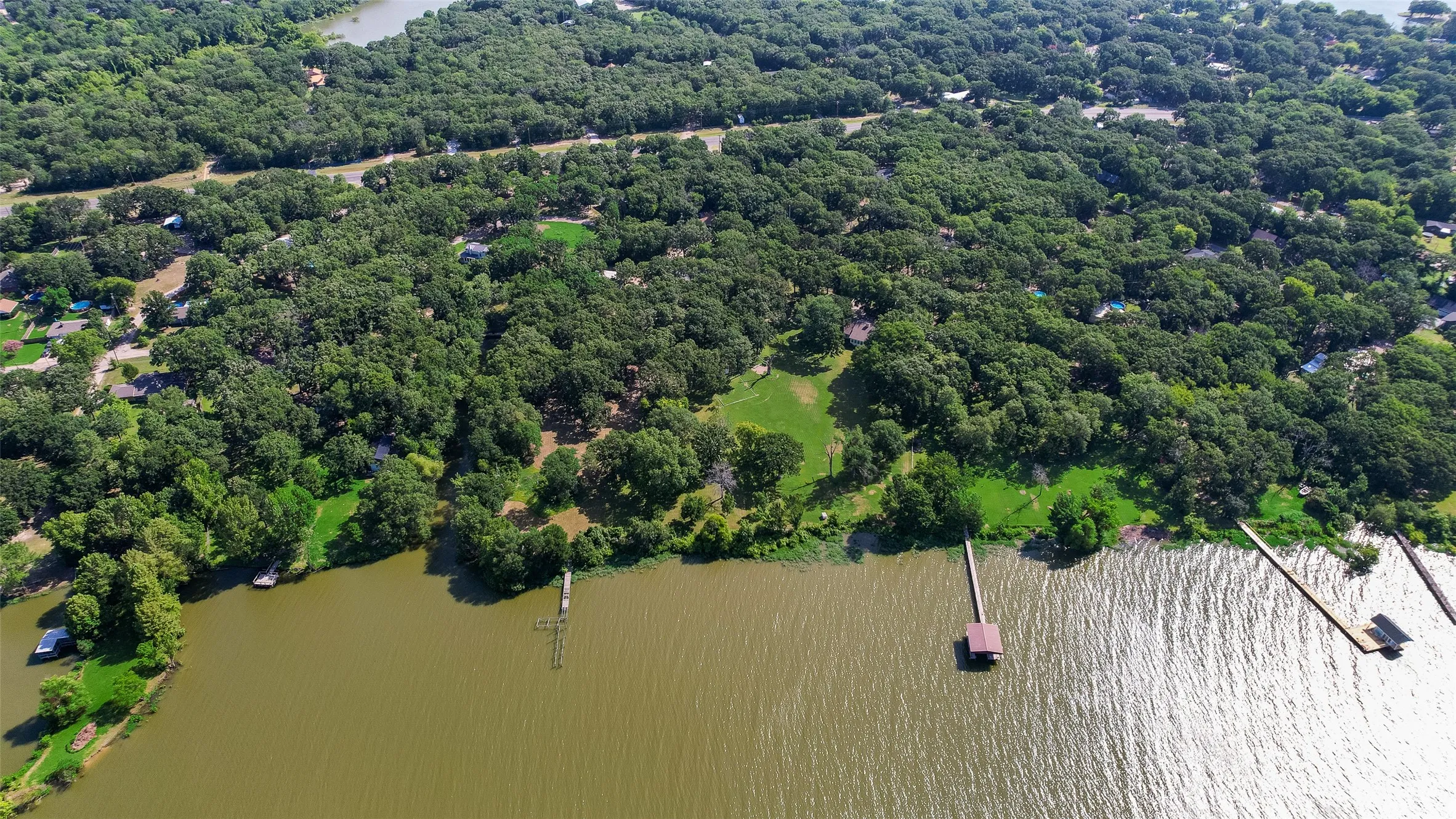 Single Family Residence For Sale in Hunt County , 2021 Lake Highland E, Quinlan, Texas 75474, 3 Bedroom, 3 Bathroom, 5 Garage spaces, 1,757 Sqft, built in 1986, mls#21321993, Real Estate Agent in Quinlan, Homes For Sale in Hunt county, Homes For Sale in Quinlan, Realtor in Quinlan Texas, Real Estate Brokerage Independent Realty Texas, Luminita Cordes Realtor