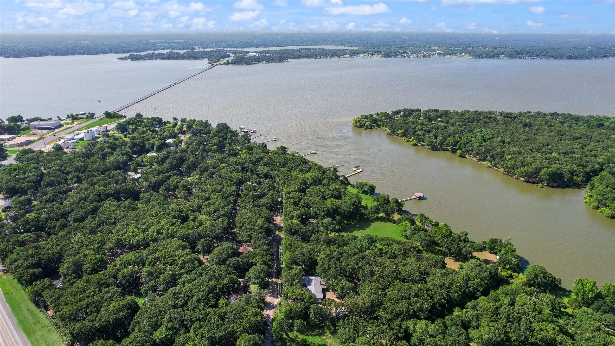 Single Family Residence For Sale in Hunt County , 2021 Lake Highland E, Quinlan, Texas 75474, 3 Bedroom, 3 Bathroom, 5 Garage spaces, 1,757 Sqft, built in 1986, mls#21321993, Real Estate Agent in Quinlan, Homes For Sale in Hunt county, Homes For Sale in Quinlan, Realtor in Quinlan Texas, Real Estate Brokerage Independent Realty Texas, Luminita Cordes Realtor