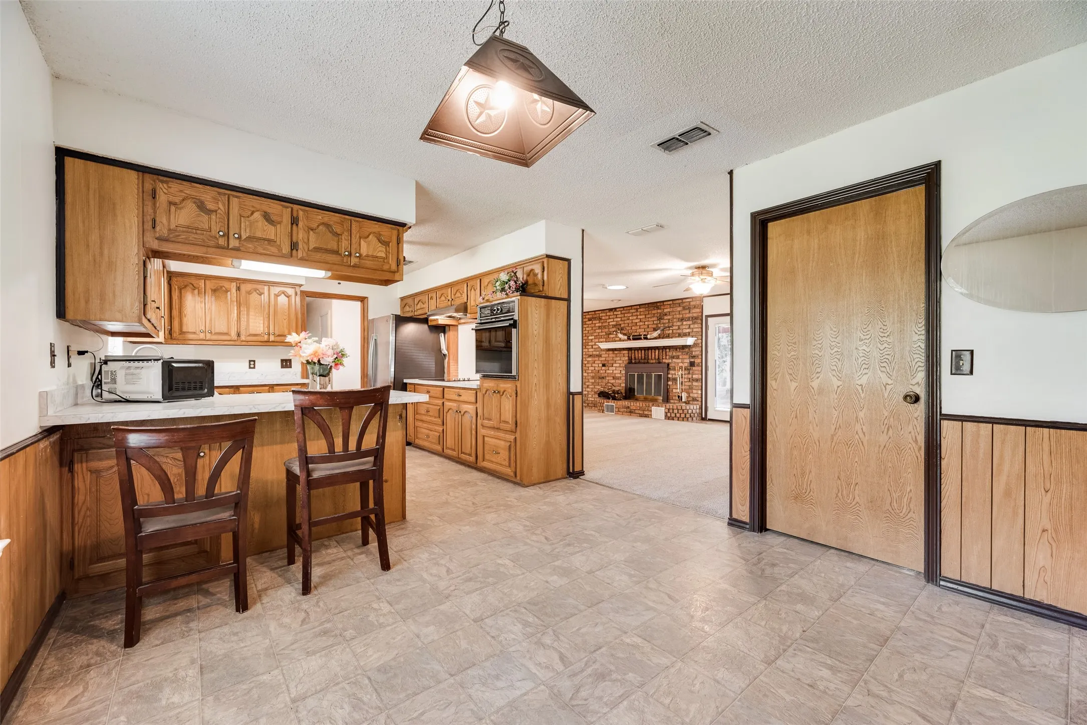 Single Family Residence For Sale in Hunt County , 2021 Lake Highland E, Quinlan, Texas 75474, 3 Bedroom, 3 Bathroom, 5 Garage spaces, 1,757 Sqft, built in 1986, mls#21321993, Real Estate Agent in Quinlan, Homes For Sale in Hunt county, Homes For Sale in Quinlan, Realtor in Quinlan Texas, Real Estate Brokerage Independent Realty Texas, Luminita Cordes Realtor