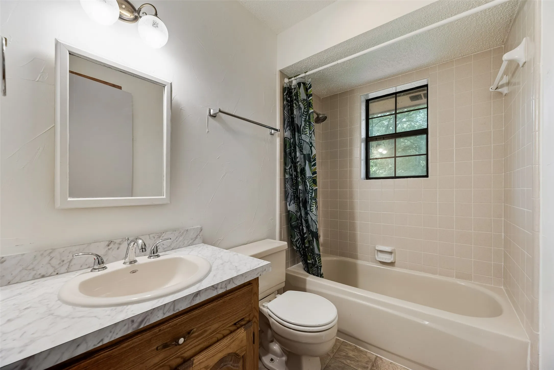 Single Family Residence For Sale in Hunt County , 2021 Lake Highland E, Quinlan, Texas 75474, 3 Bedroom, 3 Bathroom, 5 Garage spaces, 1,757 Sqft, built in 1986, mls#21321993, Real Estate Agent in Quinlan, Homes For Sale in Hunt county, Homes For Sale in Quinlan, Realtor in Quinlan Texas, Real Estate Brokerage Independent Realty Texas, Luminita Cordes Realtor