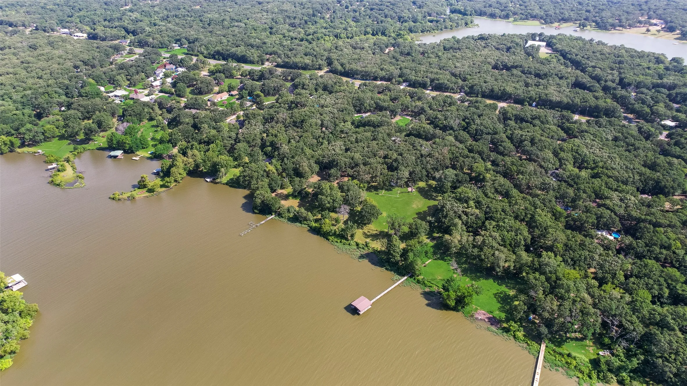 Single Family Residence For Sale in Hunt County , 2021 Lake Highland E, Quinlan, Texas 75474, 3 Bedroom, 3 Bathroom, 5 Garage spaces, 1,757 Sqft, built in 1986, mls#21321993, Real Estate Agent in Quinlan, Homes For Sale in Hunt county, Homes For Sale in Quinlan, Realtor in Quinlan Texas, Real Estate Brokerage Independent Realty Texas, Luminita Cordes Realtor