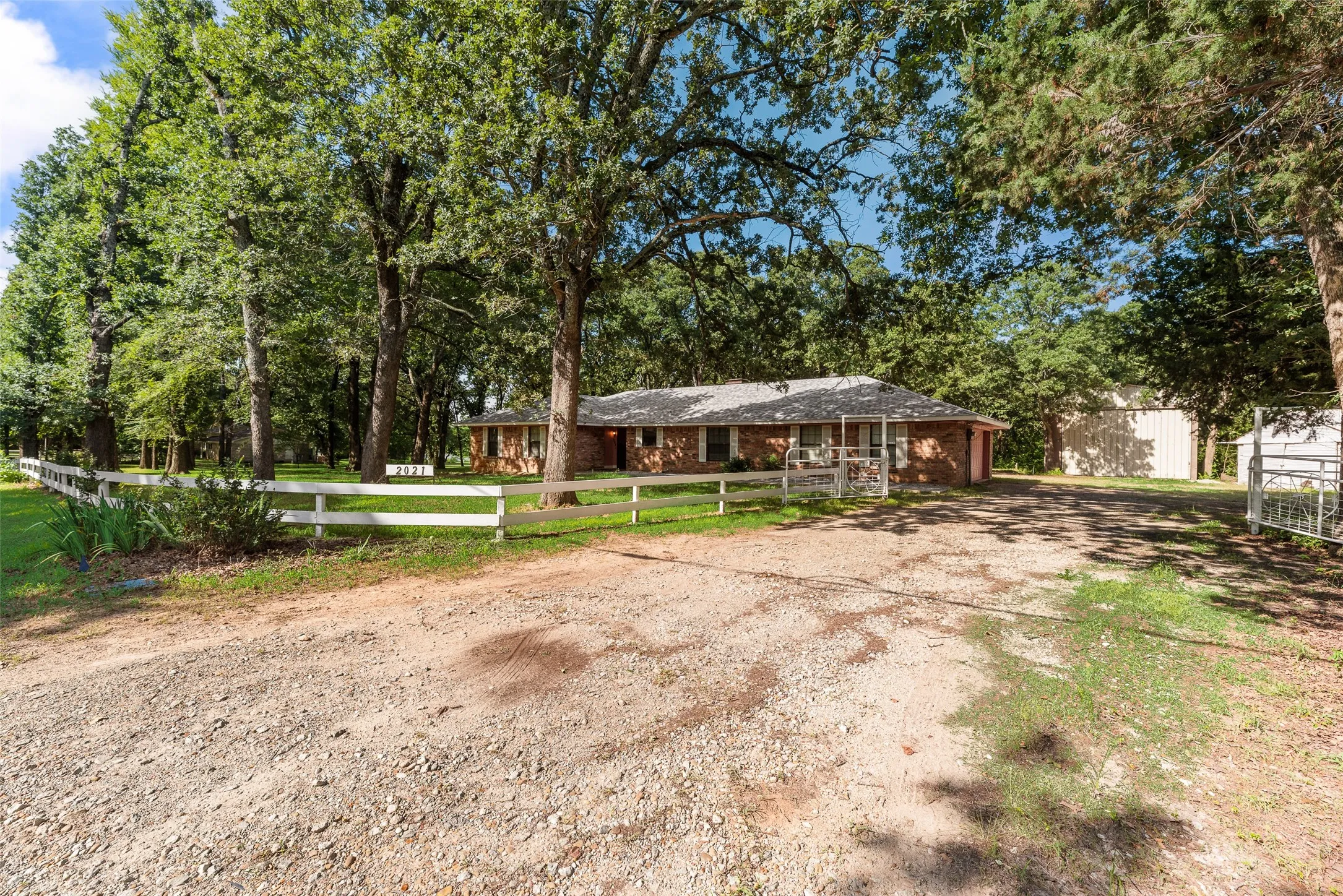 Single Family Residence For Sale in Hunt County , 2021 Lake Highland E, Quinlan, Texas 75474, 3 Bedroom, 3 Bathroom, 5 Garage spaces, 1,757 Sqft, built in 1986, mls#21321993, Real Estate Agent in Quinlan, Homes For Sale in Hunt county, Homes For Sale in Quinlan, Realtor in Quinlan Texas, Real Estate Brokerage Independent Realty Texas, Luminita Cordes Realtor