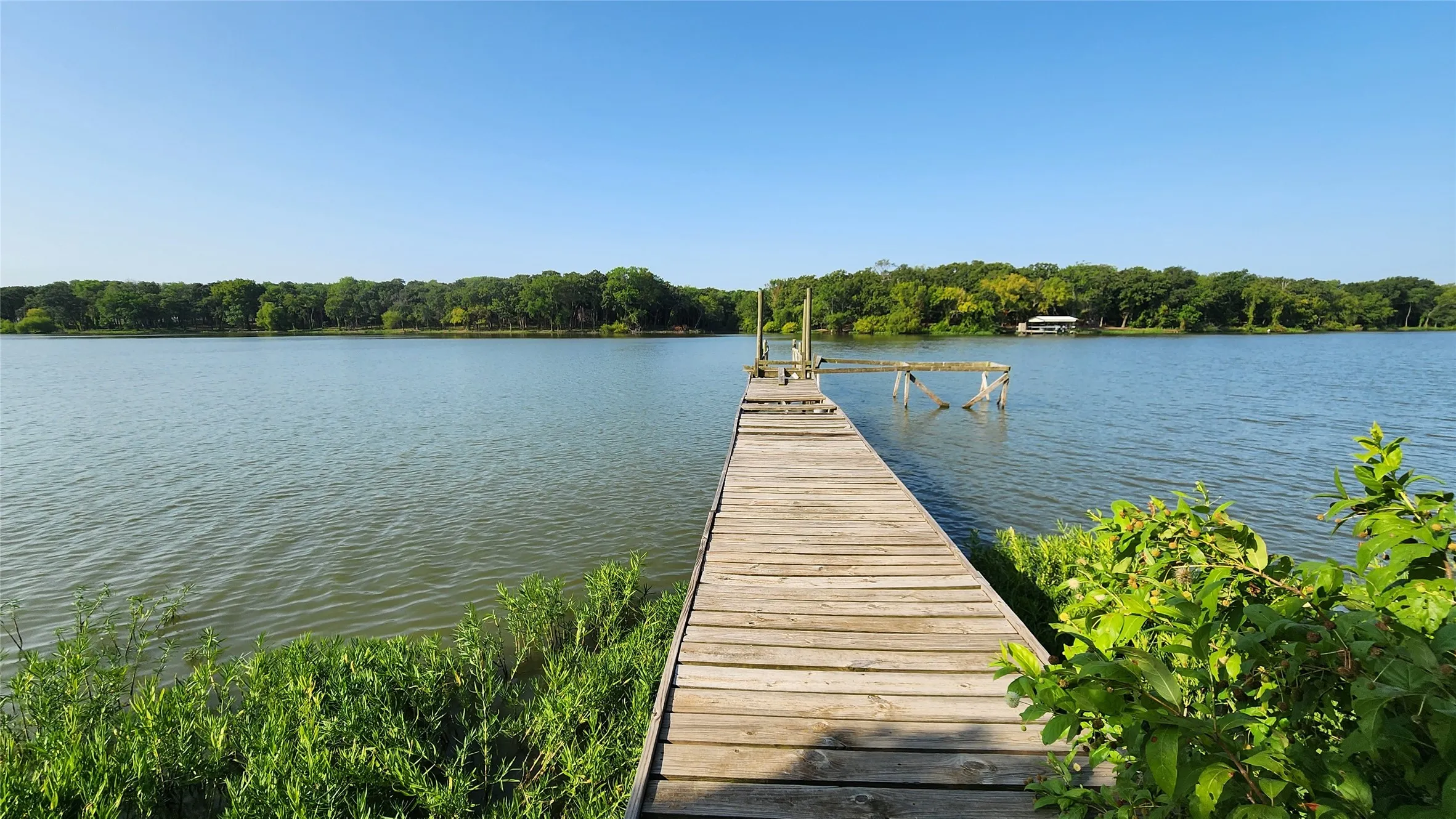 Single Family Residence For Sale in Hunt County , 2021 Lake Highland E, Quinlan, Texas 75474, 3 Bedroom, 3 Bathroom, 5 Garage spaces, 1,757 Sqft, built in 1986, mls#21321993, Real Estate Agent in Quinlan, Homes For Sale in Hunt county, Homes For Sale in Quinlan, Realtor in Quinlan Texas, Real Estate Brokerage Independent Realty Texas, Luminita Cordes Realtor