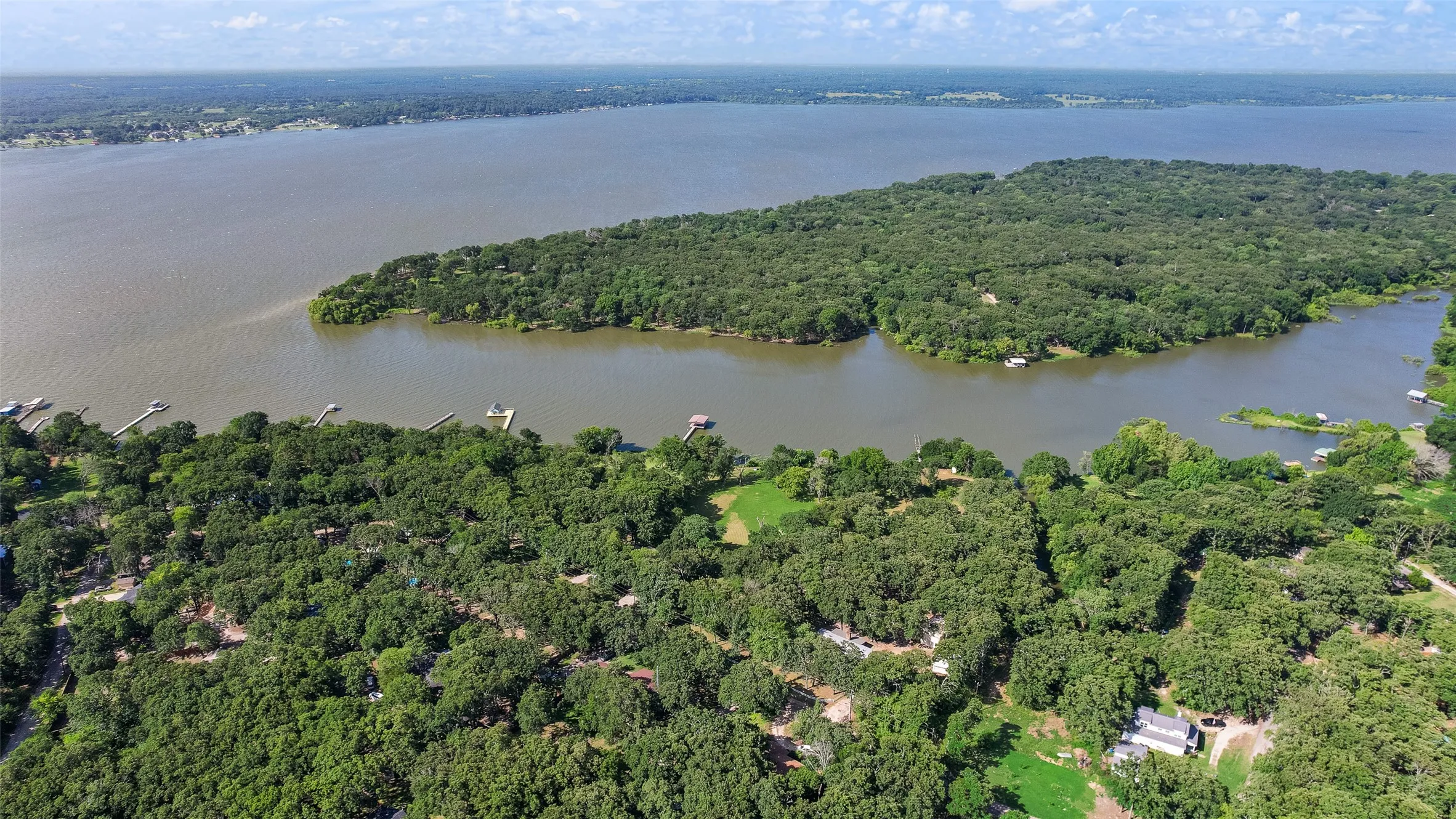 Single Family Residence For Sale in Hunt County , 2021 Lake Highland E, Quinlan, Texas 75474, 3 Bedroom, 3 Bathroom, 5 Garage spaces, 1,757 Sqft, built in 1986, mls#21321993, Real Estate Agent in Quinlan, Homes For Sale in Hunt county, Homes For Sale in Quinlan, Realtor in Quinlan Texas, Real Estate Brokerage Independent Realty Texas, Luminita Cordes Realtor